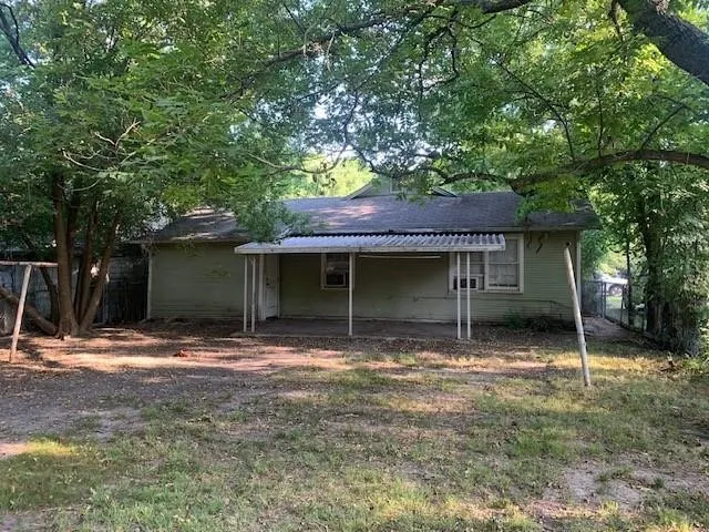Single Family Residence For Sale in Fannin County , 611 E 10th Street, Bonham, Texas 75418, 2 Bedroom, 1 Bathroom, 1 Garage spaces, 934 Sqft, built in 1940, mls#21385637, Real Estate Agent in Bonham, Homes For Sale in Fannin county, Homes For Sale in Bonham, Realtor in Bonham Texas, Real Estate Brokerage Independent Realty Texas, Luminita Cordes Realtor