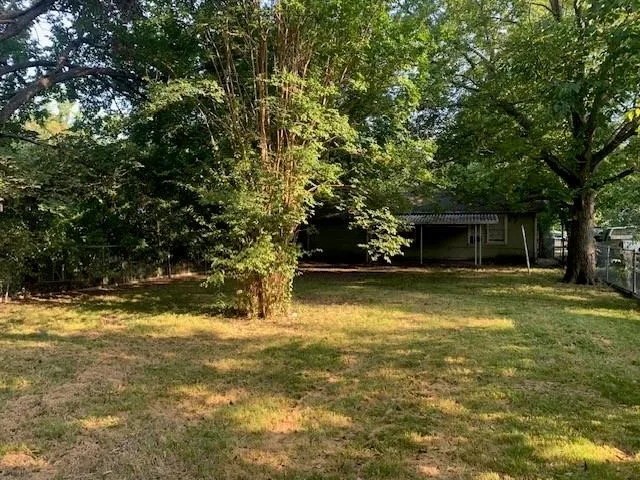 Single Family Residence For Sale in Fannin County , 611 E 10th Street, Bonham, Texas 75418, 2 Bedroom, 1 Bathroom, 1 Garage spaces, 934 Sqft, built in 1940, mls#21385637, Real Estate Agent in Bonham, Homes For Sale in Fannin county, Homes For Sale in Bonham, Realtor in Bonham Texas, Real Estate Brokerage Independent Realty Texas, Luminita Cordes Realtor