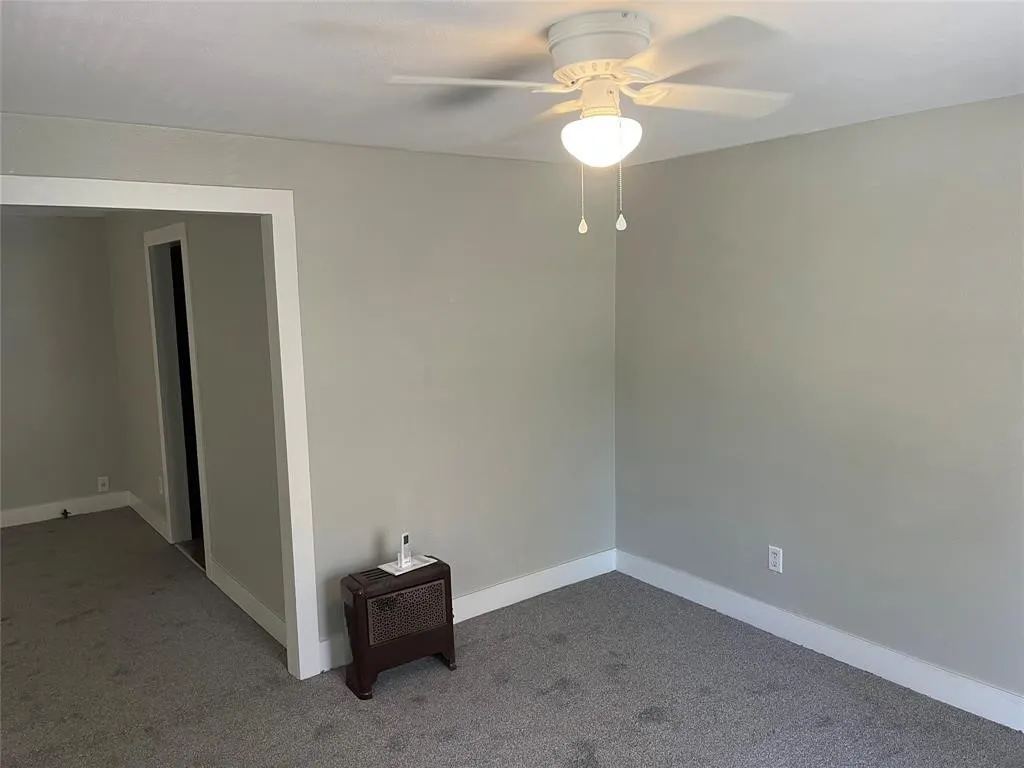 Single Family Residence For Sale in Fannin County , 611 E 10th Street, Bonham, Texas 75418, 2 Bedroom, 1 Bathroom, 1 Garage spaces, 934 Sqft, built in 1940, mls#21385637, Real Estate Agent in Bonham, Homes For Sale in Fannin county, Homes For Sale in Bonham, Realtor in Bonham Texas, Real Estate Brokerage Independent Realty Texas, Luminita Cordes Realtor