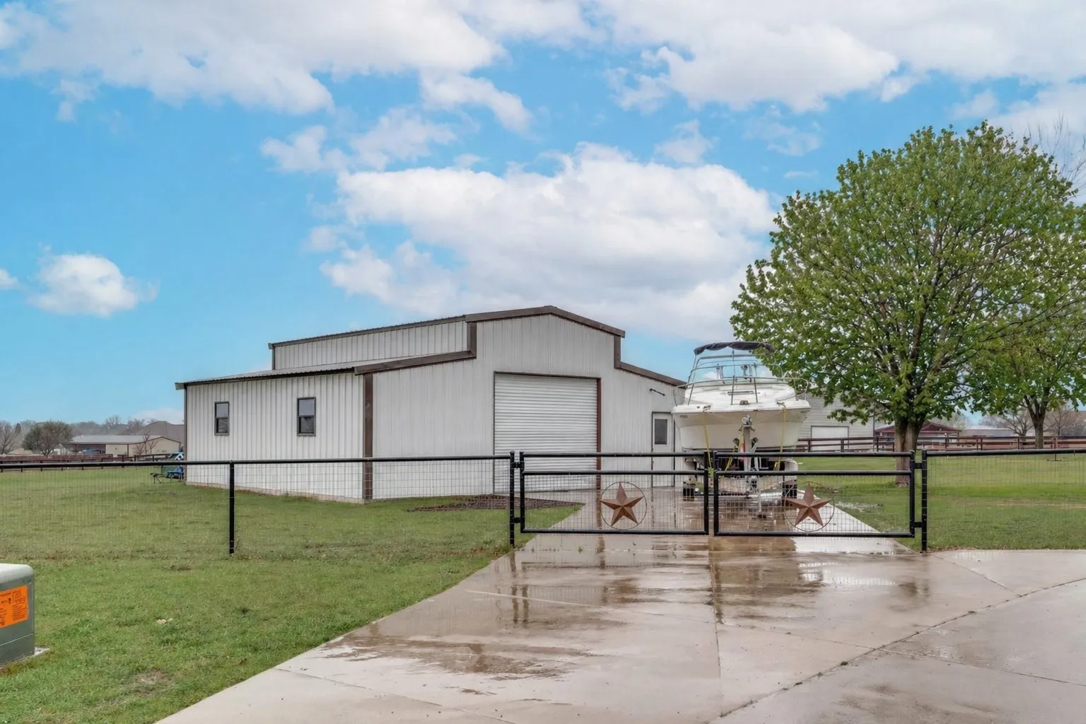 36x36 Insulated Shop
Gated parking