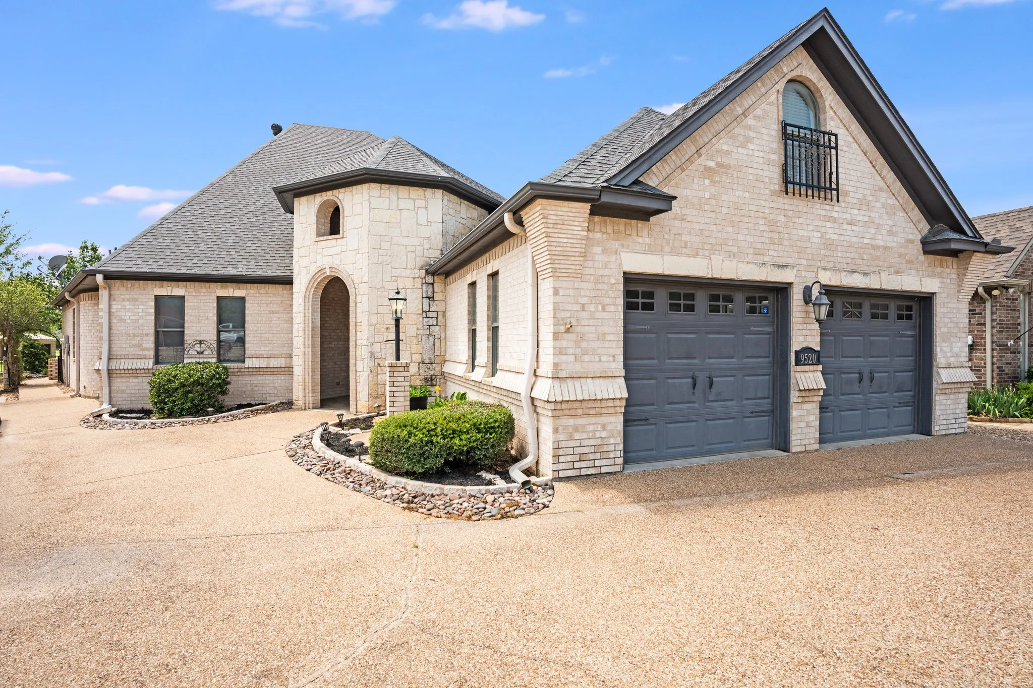 Single Family Residence For Rent in Hood County , 9520 Nutcracker Court, Granbury, Texas 76049, 2 Bedroom, 3 Bathroom, 2 Garage spaces, 2,782 Sqft, built in 2001, mls#21384441, Real Estate Agent in Granbury, Homes For Rent in Hood county, Homes For Rent in Granbury, Realtor in Granbury Texas, Real Estate Brokerage Independent Realty Texas, Luminita Cordes Realtor