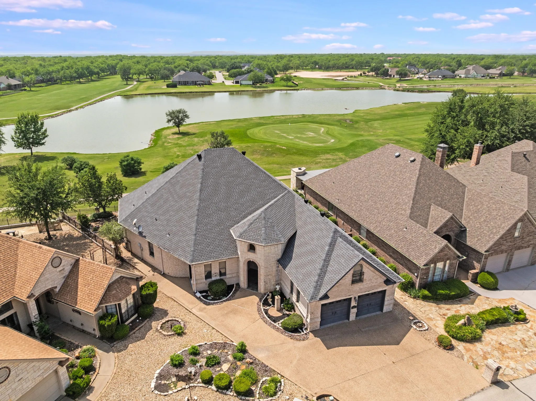 Single Family Residence For Rent in Hood County , 9520 Nutcracker Court, Granbury, Texas 76049, 2 Bedroom, 3 Bathroom, 2 Garage spaces, 2,782 Sqft, built in 2001, mls#21384441, Real Estate Agent in Granbury, Homes For Rent in Hood county, Homes For Rent in Granbury, Realtor in Granbury Texas, Real Estate Brokerage Independent Realty Texas, Luminita Cordes Realtor