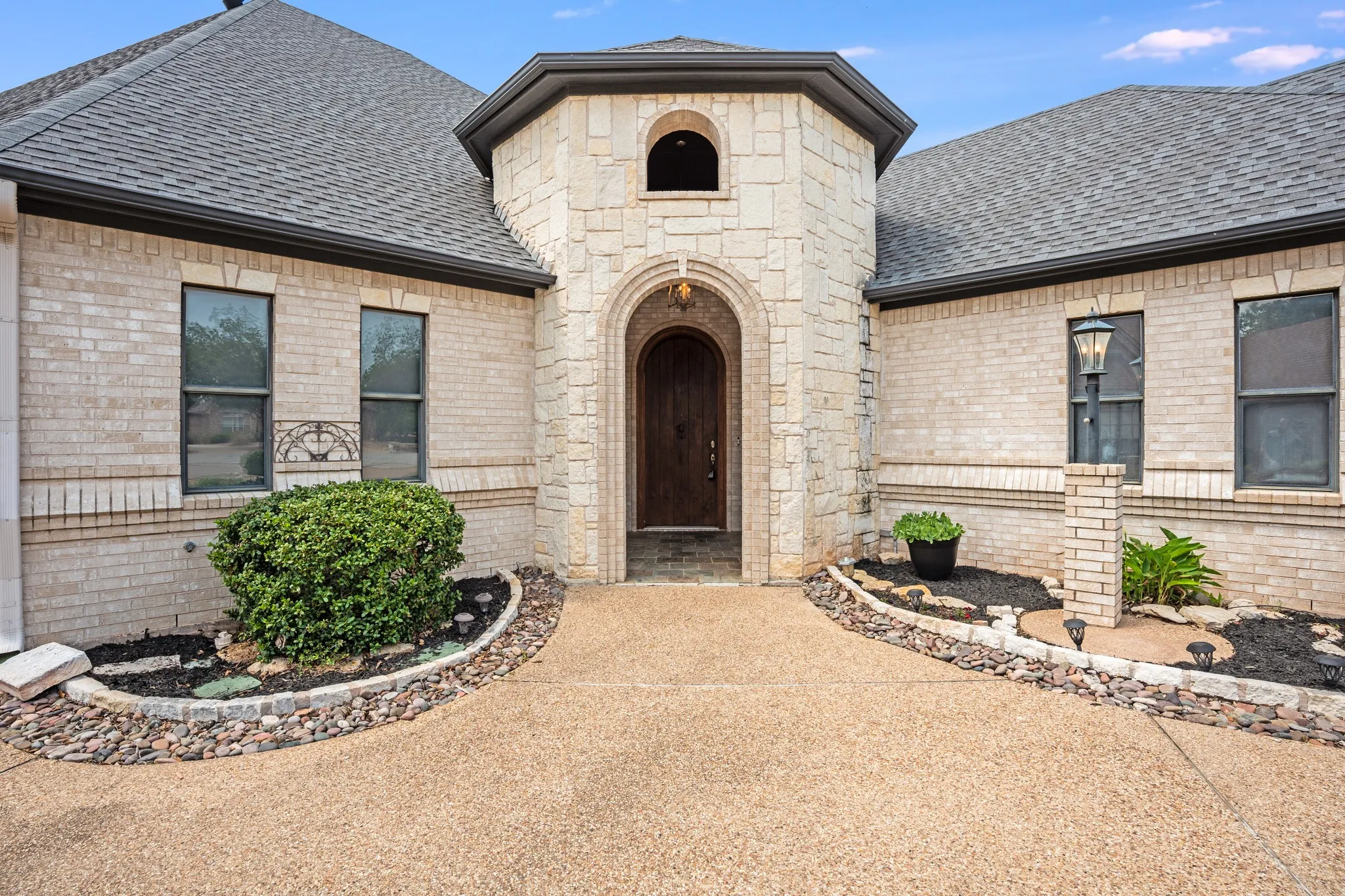 Single Family Residence For Rent in Hood County , 9520 Nutcracker Court, Granbury, Texas 76049, 2 Bedroom, 3 Bathroom, 2 Garage spaces, 2,782 Sqft, built in 2001, mls#21384441, Real Estate Agent in Granbury, Homes For Rent in Hood county, Homes For Rent in Granbury, Realtor in Granbury Texas, Real Estate Brokerage Independent Realty Texas, Luminita Cordes Realtor