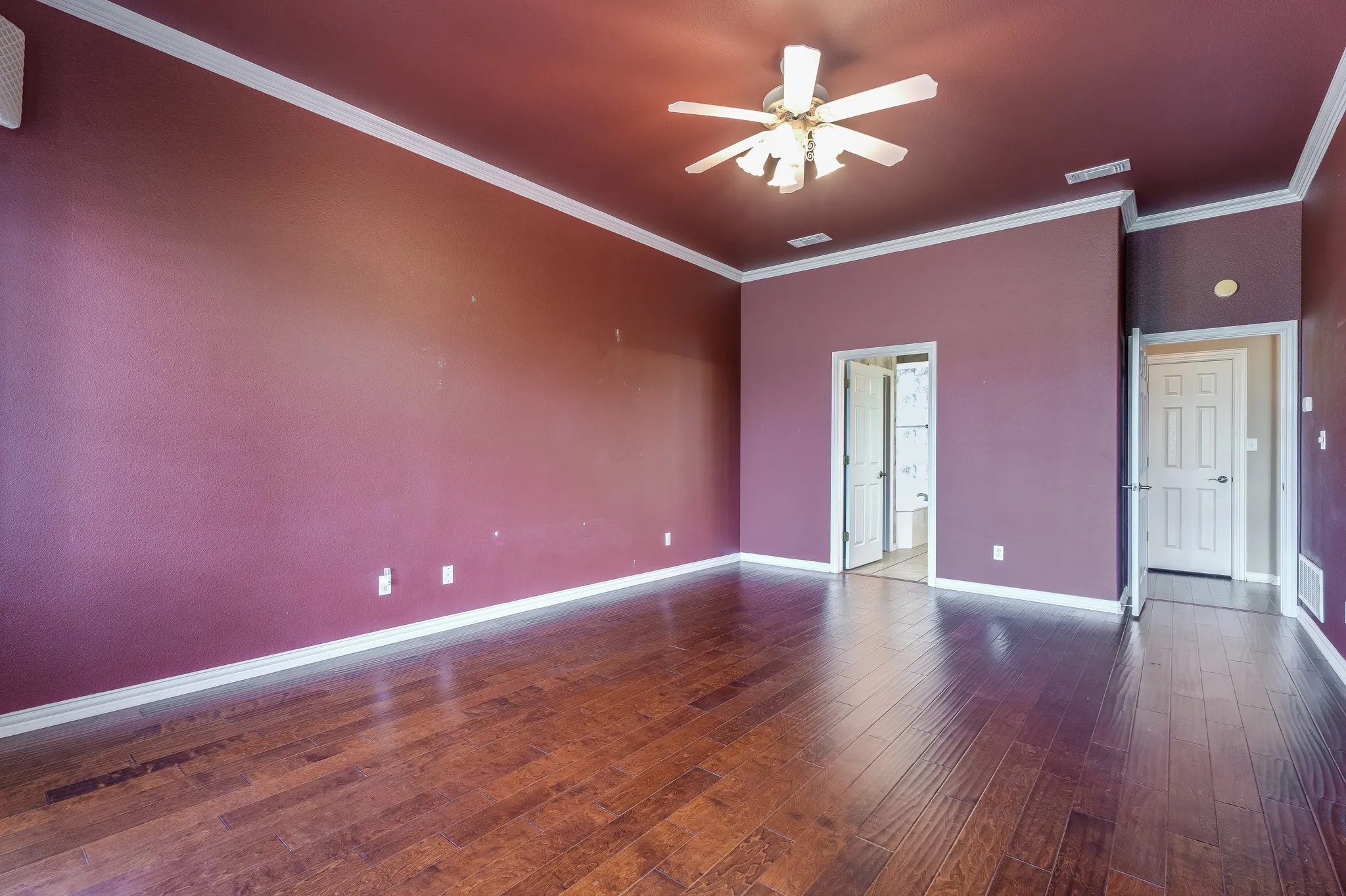 Single Family Residence For Rent in Hood County , 9520 Nutcracker Court, Granbury, Texas 76049, 2 Bedroom, 3 Bathroom, 2 Garage spaces, 2,782 Sqft, built in 2001, mls#21384441, Real Estate Agent in Granbury, Homes For Rent in Hood county, Homes For Rent in Granbury, Realtor in Granbury Texas, Real Estate Brokerage Independent Realty Texas, Luminita Cordes Realtor