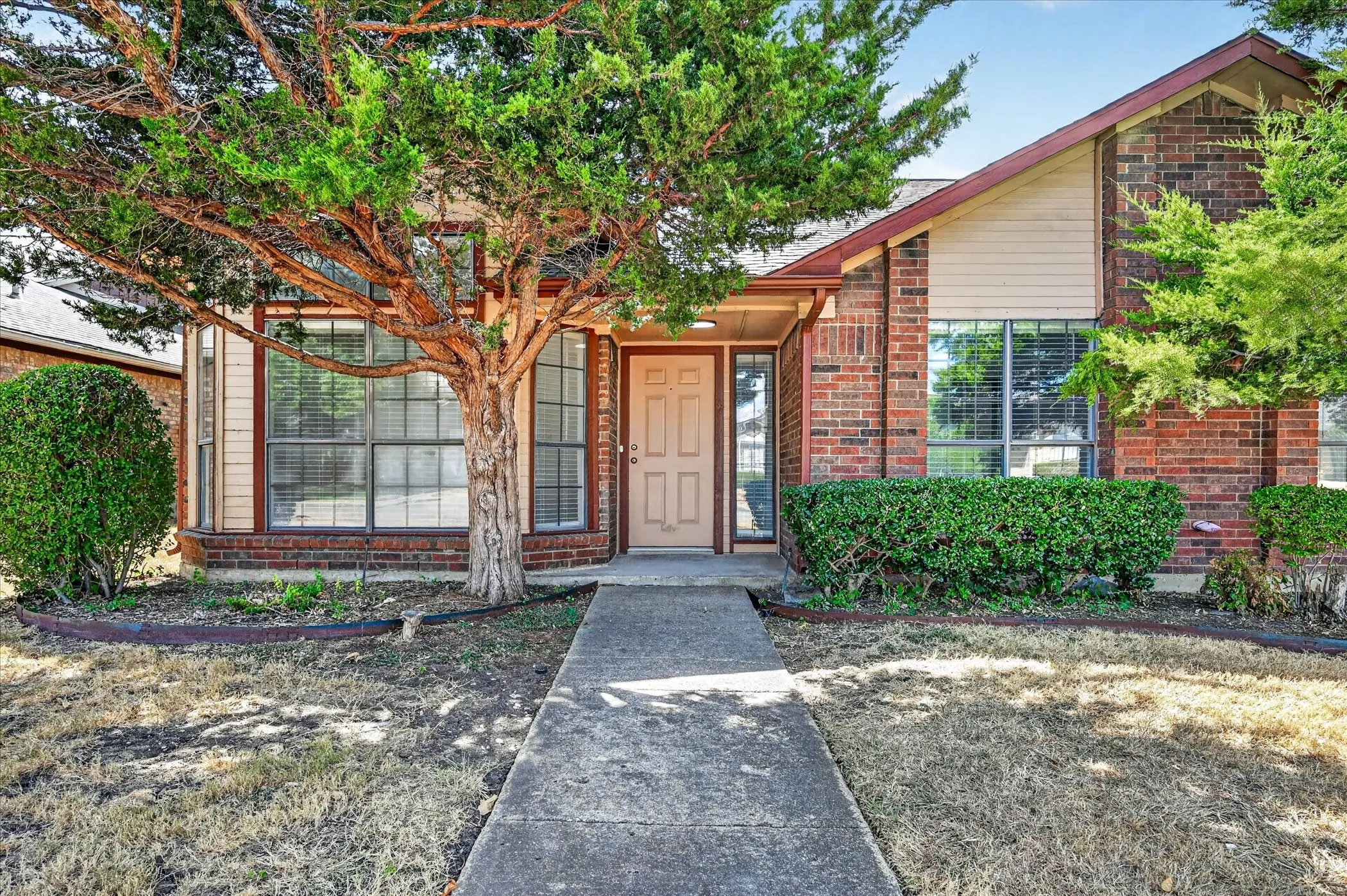 Duplex For Rent in Denton County , 4052 Saint Christopher Lane, Dallas, Texas 75287, 3 Bedroom, 3 Bathroom, 2 Garage spaces, 2,214 Sqft, built in 1984, mls#21387051, Real Estate Agent in Dallas, Homes For Rent in Denton county, Homes For Rent in Dallas, Realtor in Dallas Texas, Real Estate Brokerage Independent Realty Texas, Luminita Cordes Realtor