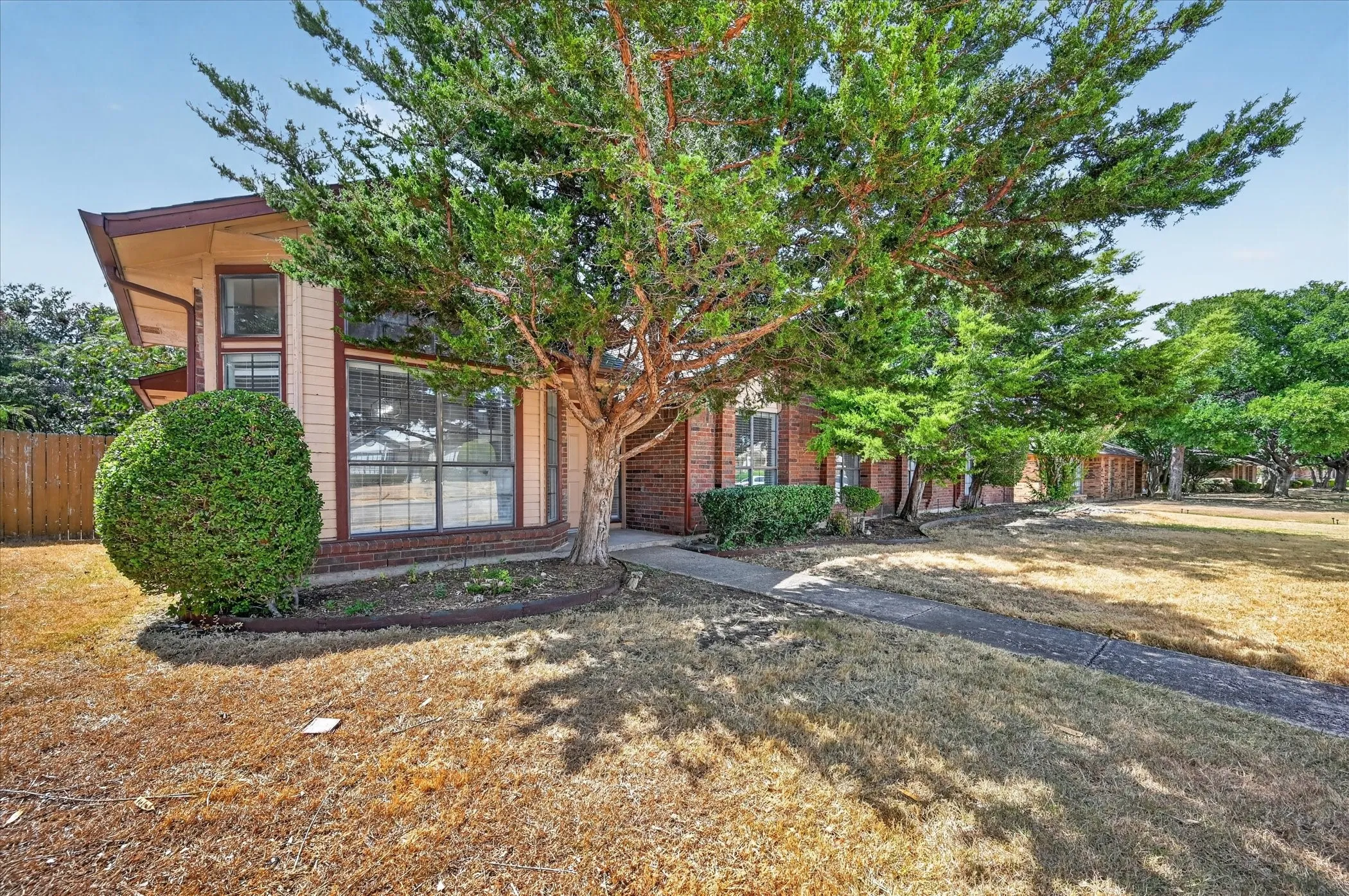 Duplex For Rent in Denton County , 4052 Saint Christopher Lane, Dallas, Texas 75287, 3 Bedroom, 3 Bathroom, 2 Garage spaces, 2,214 Sqft, built in 1984, mls#21387051, Real Estate Agent in Dallas, Homes For Rent in Denton county, Homes For Rent in Dallas, Realtor in Dallas Texas, Real Estate Brokerage Independent Realty Texas, Luminita Cordes Realtor
