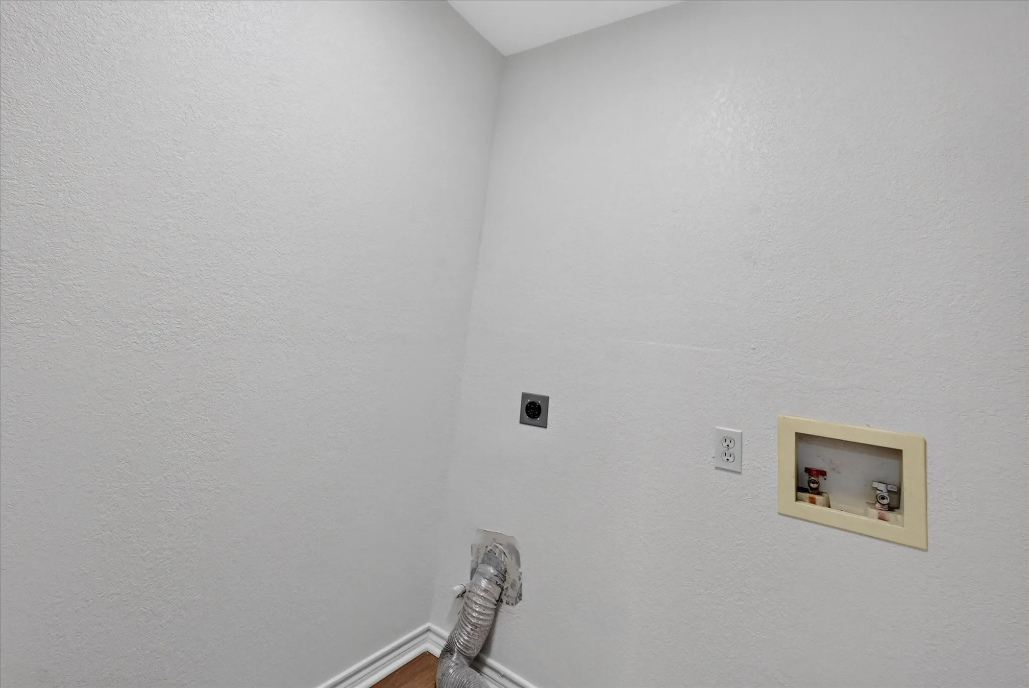 Duplex For Rent in Denton County , 4052 Saint Christopher Lane, Dallas, Texas 75287, 3 Bedroom, 3 Bathroom, 2 Garage spaces, 2,214 Sqft, built in 1984, mls#21387051, Real Estate Agent in Dallas, Homes For Rent in Denton county, Homes For Rent in Dallas, Realtor in Dallas Texas, Real Estate Brokerage Independent Realty Texas, Luminita Cordes Realtor