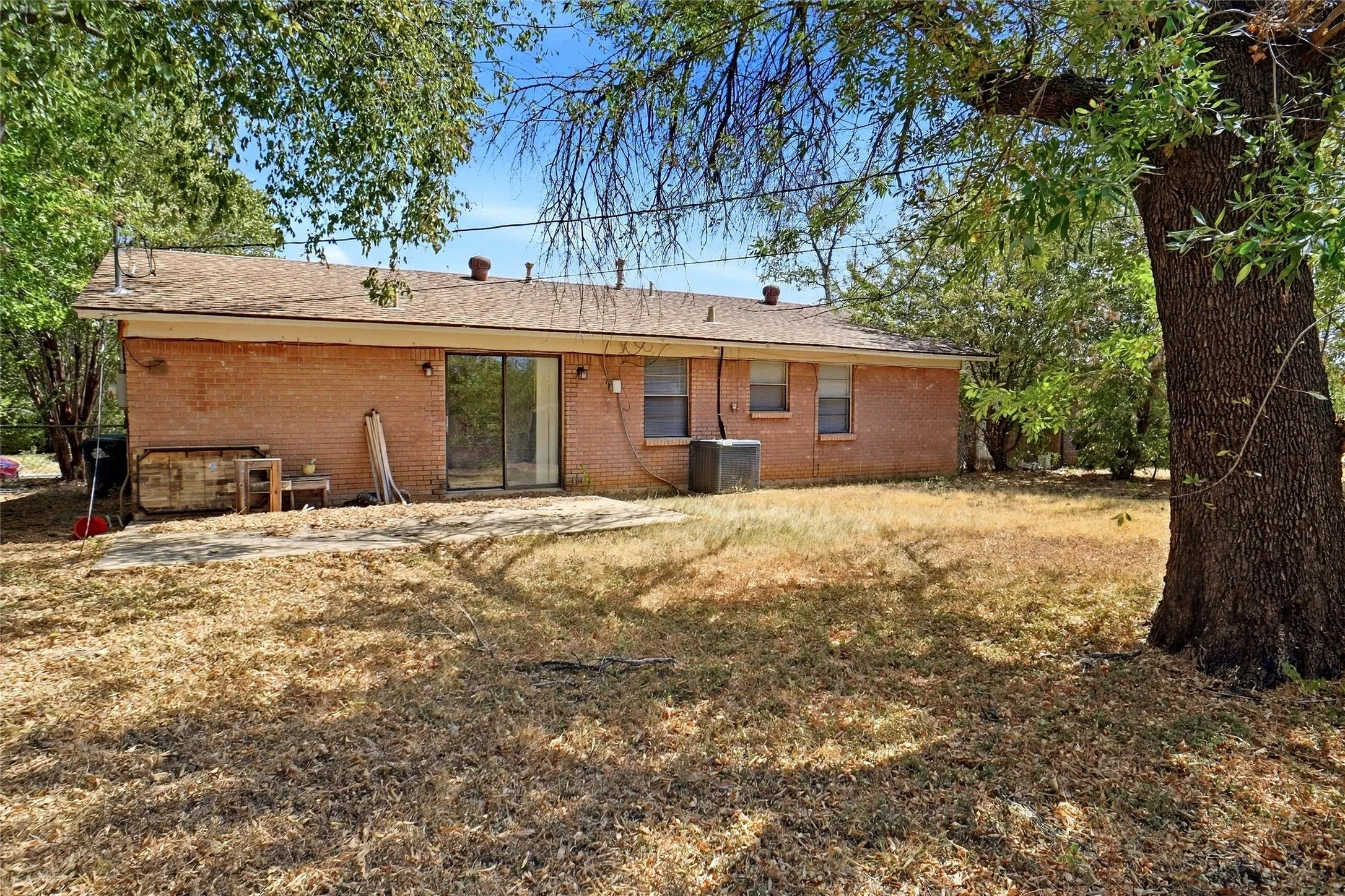 Single Family Residence For Sale in Denton County , 3805 Titan Trail, Denton, Texas 76209, 3 Bedroom, 2 Bathroom, Garage spaces, 1,272 Sqft, built in 1965, mls#21385879, Real Estate Agent in Denton, Homes For Sale in Denton county, Homes For Sale in Denton, Realtor in Denton Texas, Real Estate Brokerage Independent Realty Texas, Luminita Cordes Realtor