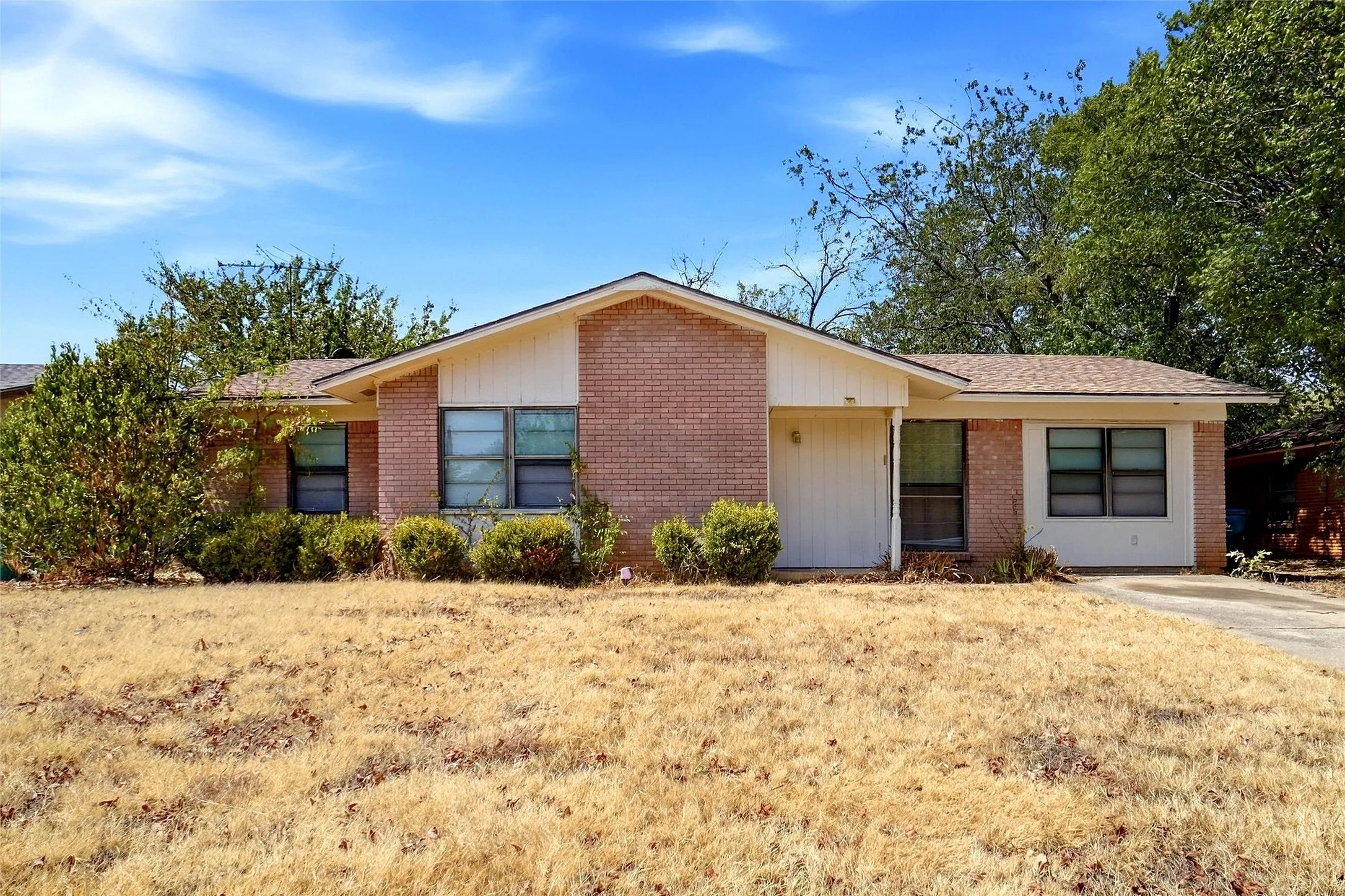 Single Family Residence For Sale in Denton County , 3805 Titan Trail, Denton, Texas 76209, 3 Bedroom, 2 Bathroom, Garage spaces, 1,272 Sqft, built in 1965, mls#21385879, Real Estate Agent in Denton, Homes For Sale in Denton county, Homes For Sale in Denton, Realtor in Denton Texas, Real Estate Brokerage Independent Realty Texas, Luminita Cordes Realtor
