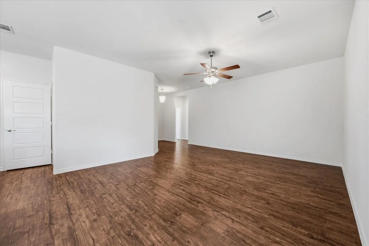 Single Family Residence For Sale in Ellis County , 228 Garden Grove Drive, Waxahachie, Texas 75165, 3 Bedroom, 2 Bathroom, 2 Garage spaces, 1,585 Sqft, built in 2019, mls#21387075, Real Estate Agent in Waxahachie, Homes For Sale in Ellis county, Homes For Sale in Waxahachie, Realtor in Waxahachie Texas, Real Estate Brokerage Independent Realty Texas, Luminita Cordes Realtor