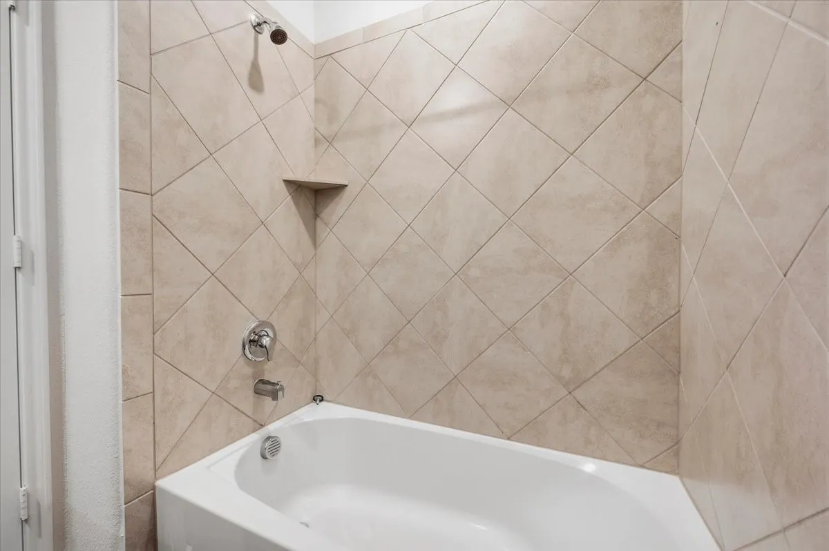 Single Family Residence For Sale in Ellis County , 228 Garden Grove Drive, Waxahachie, Texas 75165, 3 Bedroom, 2 Bathroom, 2 Garage spaces, 1,585 Sqft, built in 2019, mls#21387075, Real Estate Agent in Waxahachie, Homes For Sale in Ellis county, Homes For Sale in Waxahachie, Realtor in Waxahachie Texas, Real Estate Brokerage Independent Realty Texas, Luminita Cordes Realtor