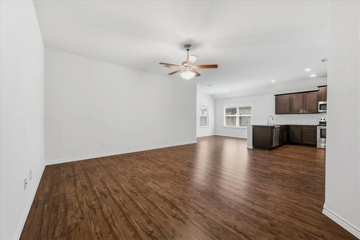 Single Family Residence For Sale in Ellis County , 228 Garden Grove Drive, Waxahachie, Texas 75165, 3 Bedroom, 2 Bathroom, 2 Garage spaces, 1,585 Sqft, built in 2019, mls#21387075, Real Estate Agent in Waxahachie, Homes For Sale in Ellis county, Homes For Sale in Waxahachie, Realtor in Waxahachie Texas, Real Estate Brokerage Independent Realty Texas, Luminita Cordes Realtor