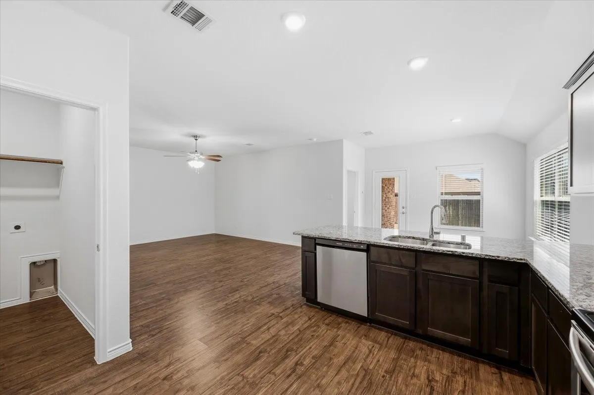 Single Family Residence For Sale in Ellis County , 228 Garden Grove Drive, Waxahachie, Texas 75165, 3 Bedroom, 2 Bathroom, 2 Garage spaces, 1,585 Sqft, built in 2019, mls#21387075, Real Estate Agent in Waxahachie, Homes For Sale in Ellis county, Homes For Sale in Waxahachie, Realtor in Waxahachie Texas, Real Estate Brokerage Independent Realty Texas, Luminita Cordes Realtor