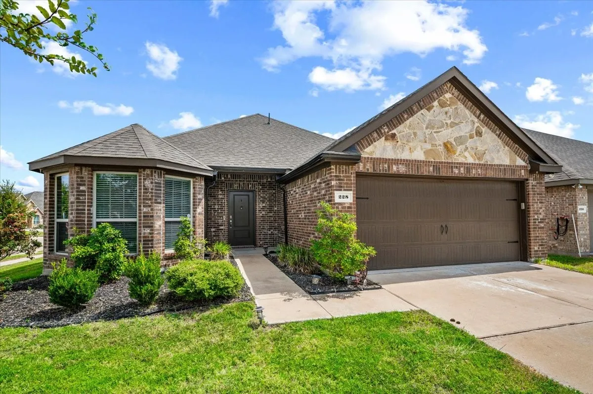 Single Family Residence For Sale in Ellis County , 228 Garden Grove Drive, Waxahachie, Texas 75165, 3 Bedroom, 2 Bathroom, 2 Garage spaces, 1,585 Sqft, built in 2019, mls#21387075, Real Estate Agent in Waxahachie, Homes For Sale in Ellis county, Homes For Sale in Waxahachie, Realtor in Waxahachie Texas, Real Estate Brokerage Independent Realty Texas, Luminita Cordes Realtor