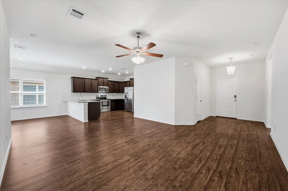 Single Family Residence For Sale in Ellis County , 228 Garden Grove Drive, Waxahachie, Texas 75165, 3 Bedroom, 2 Bathroom, 2 Garage spaces, 1,585 Sqft, built in 2019, mls#21387075, Real Estate Agent in Waxahachie, Homes For Sale in Ellis county, Homes For Sale in Waxahachie, Realtor in Waxahachie Texas, Real Estate Brokerage Independent Realty Texas, Luminita Cordes Realtor