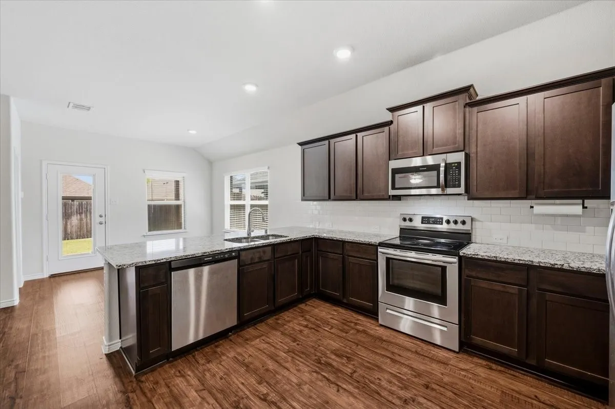 Single Family Residence For Sale in Ellis County , 228 Garden Grove Drive, Waxahachie, Texas 75165, 3 Bedroom, 2 Bathroom, 2 Garage spaces, 1,585 Sqft, built in 2019, mls#21387075, Real Estate Agent in Waxahachie, Homes For Sale in Ellis county, Homes For Sale in Waxahachie, Realtor in Waxahachie Texas, Real Estate Brokerage Independent Realty Texas, Luminita Cordes Realtor