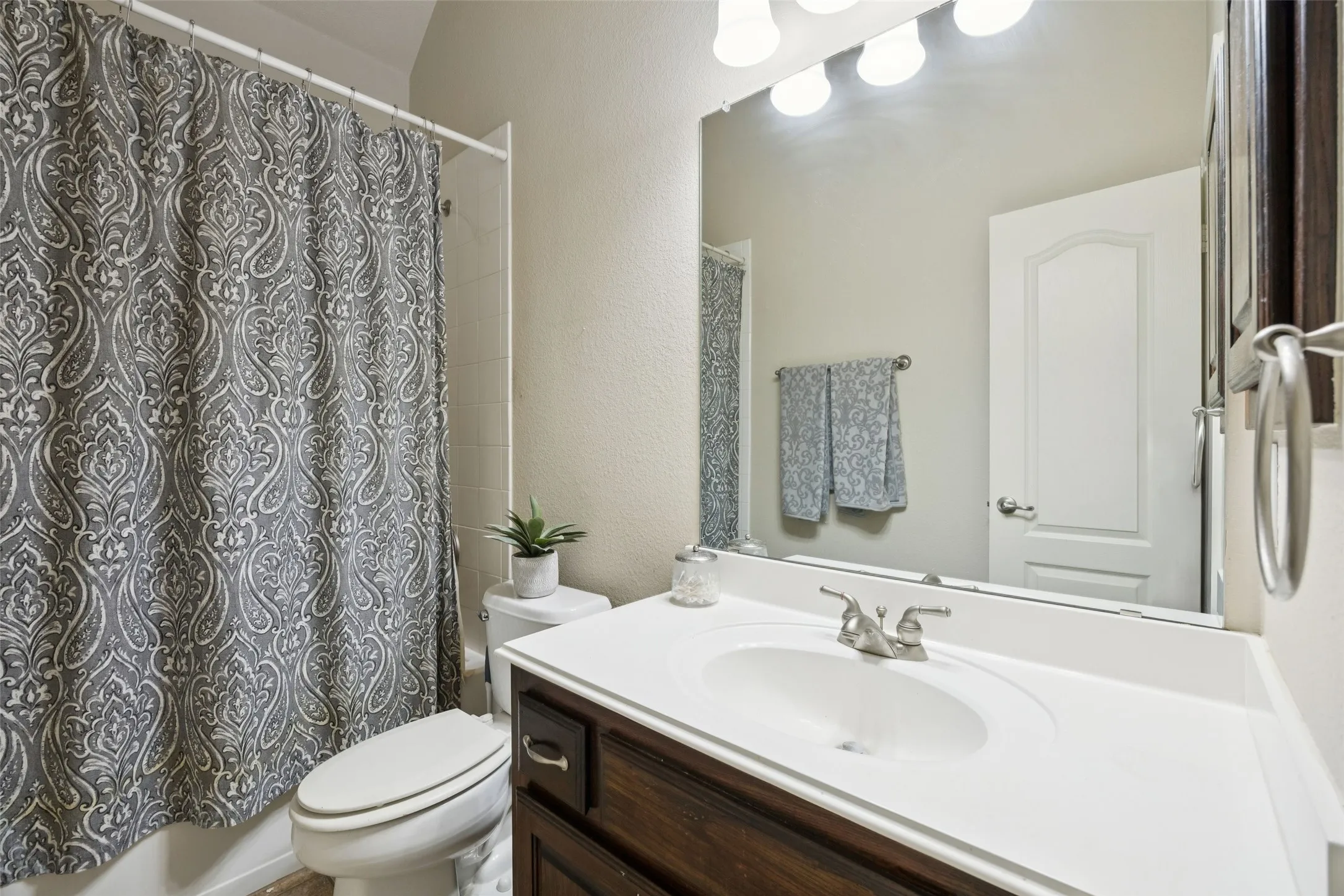 Single Family Residence For Sale in Tarrant County , 520 Unbridled Lane, Keller, Texas 76248, 4 Bedroom, 4 Bathroom, 3 Garage spaces, 3,194 Sqft, built in 2005, mls#21386886, Real Estate Agent in Keller, Homes For Sale in Tarrant county, Homes For Sale in Keller, Realtor in Keller Texas, Real Estate Brokerage Independent Realty Texas, Luminita Cordes Realtor