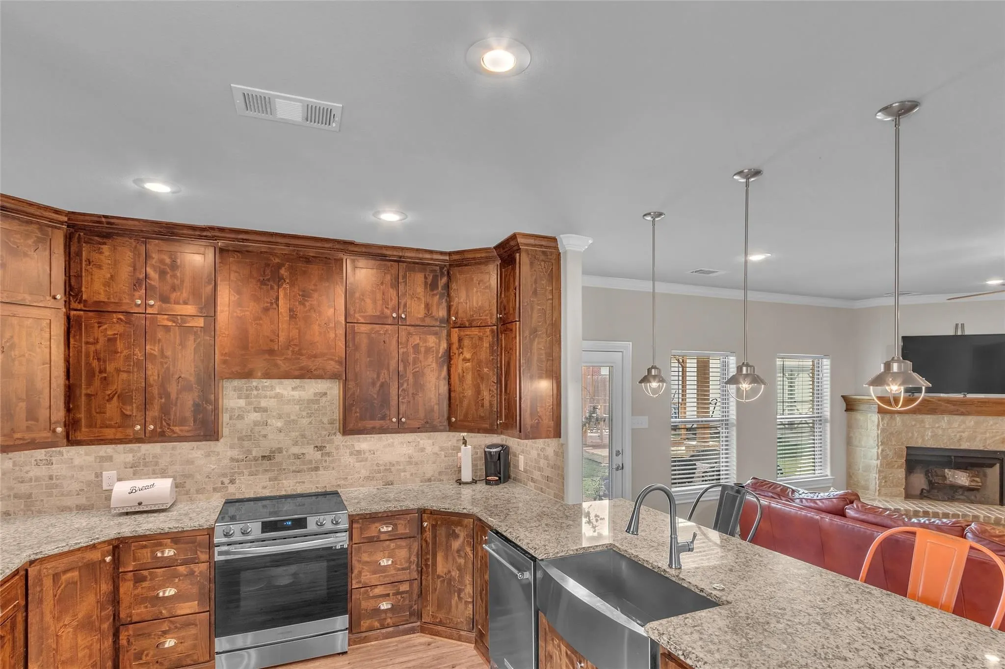 Single Family Residence For Rent in Henderson County , 129 OAK SPRINGS Loop, Mabank, Texas 75147, 3 Bedroom, 2 Bathroom, 2 Garage spaces, 1,580 Sqft, built in 2017, mls#21387081, Real Estate Agent in Mabank, Homes For Rent in Henderson county, Homes For Rent in Mabank, Realtor in Mabank Texas, Real Estate Brokerage Independent Realty Texas, Luminita Cordes Realtor