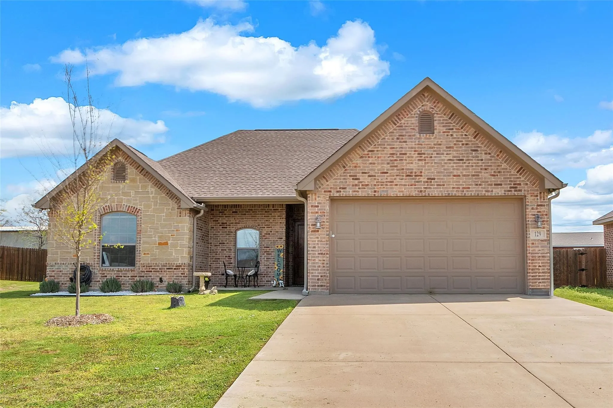 Single Family Residence For Rent in Henderson County , 129 OAK SPRINGS Loop, Mabank, Texas 75147, 3 Bedroom, 2 Bathroom, 2 Garage spaces, 1,580 Sqft, built in 2017, mls#21387081, Real Estate Agent in Mabank, Homes For Rent in Henderson county, Homes For Rent in Mabank, Realtor in Mabank Texas, Real Estate Brokerage Independent Realty Texas, Luminita Cordes Realtor