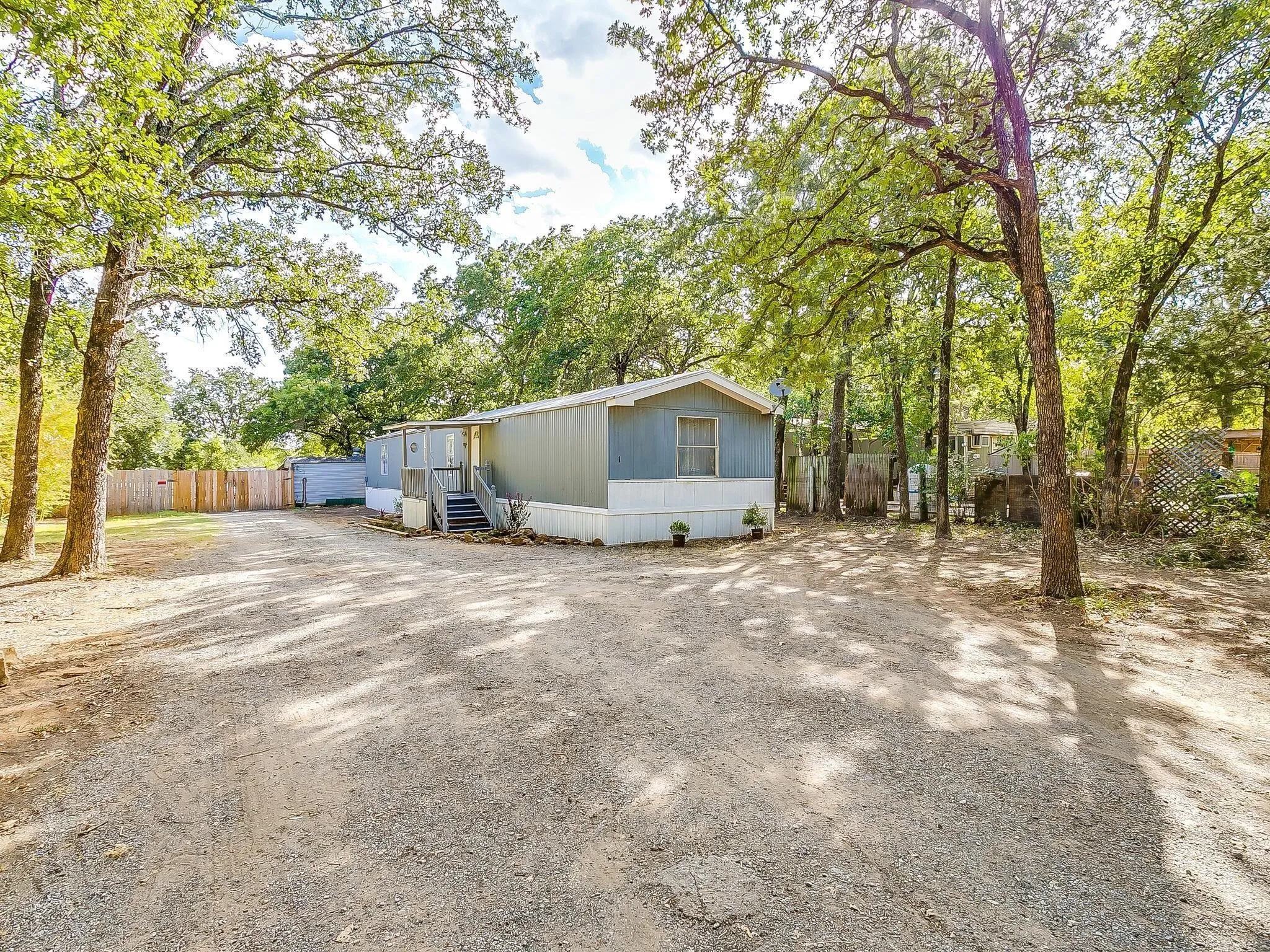 Mobile Home For Rent in Tarrant County , 1802 Whispering Oaks Street, Burleson, Texas 76028, 3 Bedroom, 2 Bathroom, Garage spaces, 1,216 Sqft, built in 1996, mls#21387072, Real Estate Agent in Burleson, Homes For Rent in Tarrant county, Homes For Rent in Burleson, Realtor in Burleson Texas, Real Estate Brokerage Independent Realty Texas, Luminita Cordes Realtor