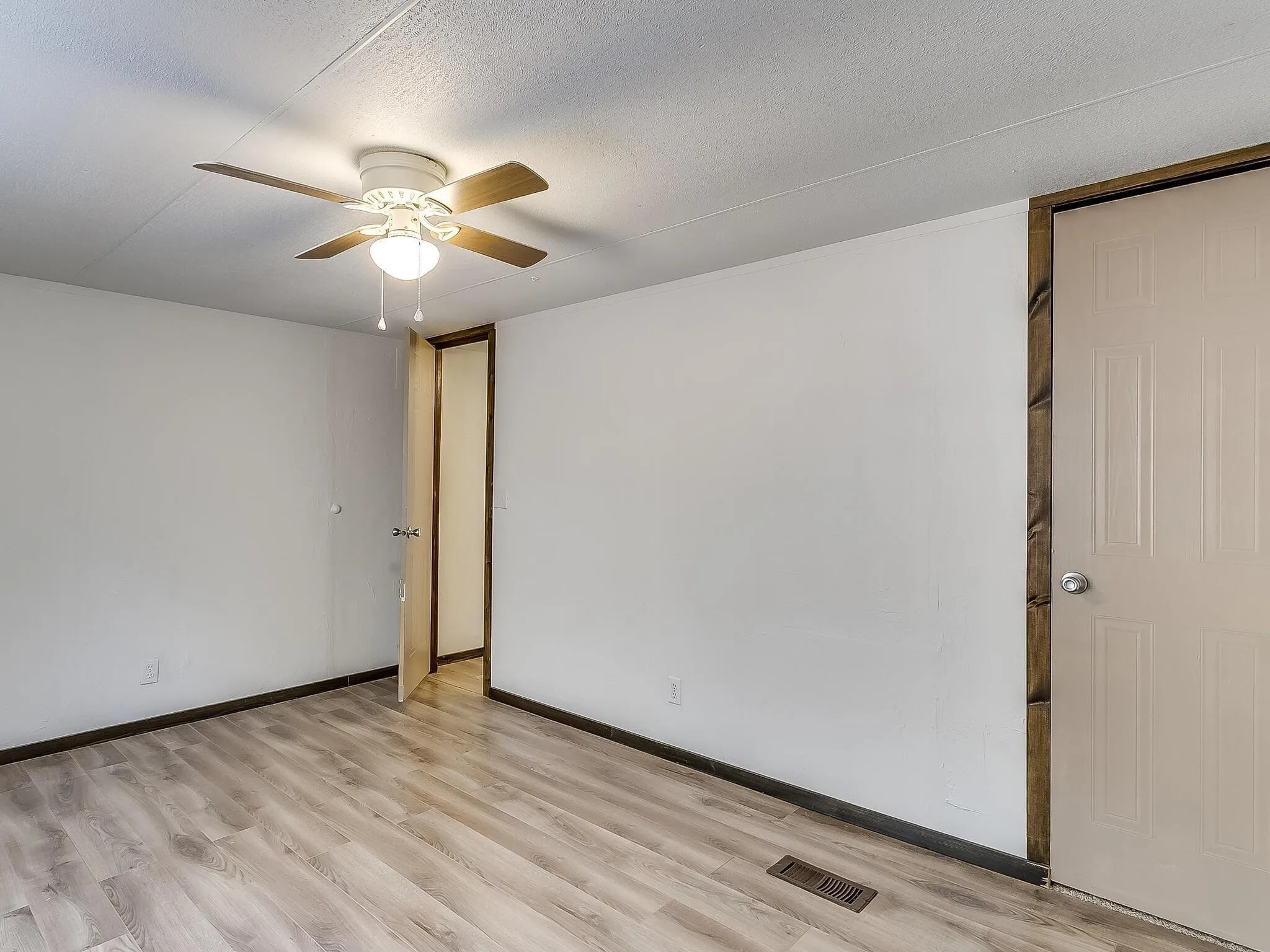 Mobile Home For Rent in Tarrant County , 1802 Whispering Oaks Street, Burleson, Texas 76028, 3 Bedroom, 2 Bathroom, Garage spaces, 1,216 Sqft, built in 1996, mls#21387072, Real Estate Agent in Burleson, Homes For Rent in Tarrant county, Homes For Rent in Burleson, Realtor in Burleson Texas, Real Estate Brokerage Independent Realty Texas, Luminita Cordes Realtor