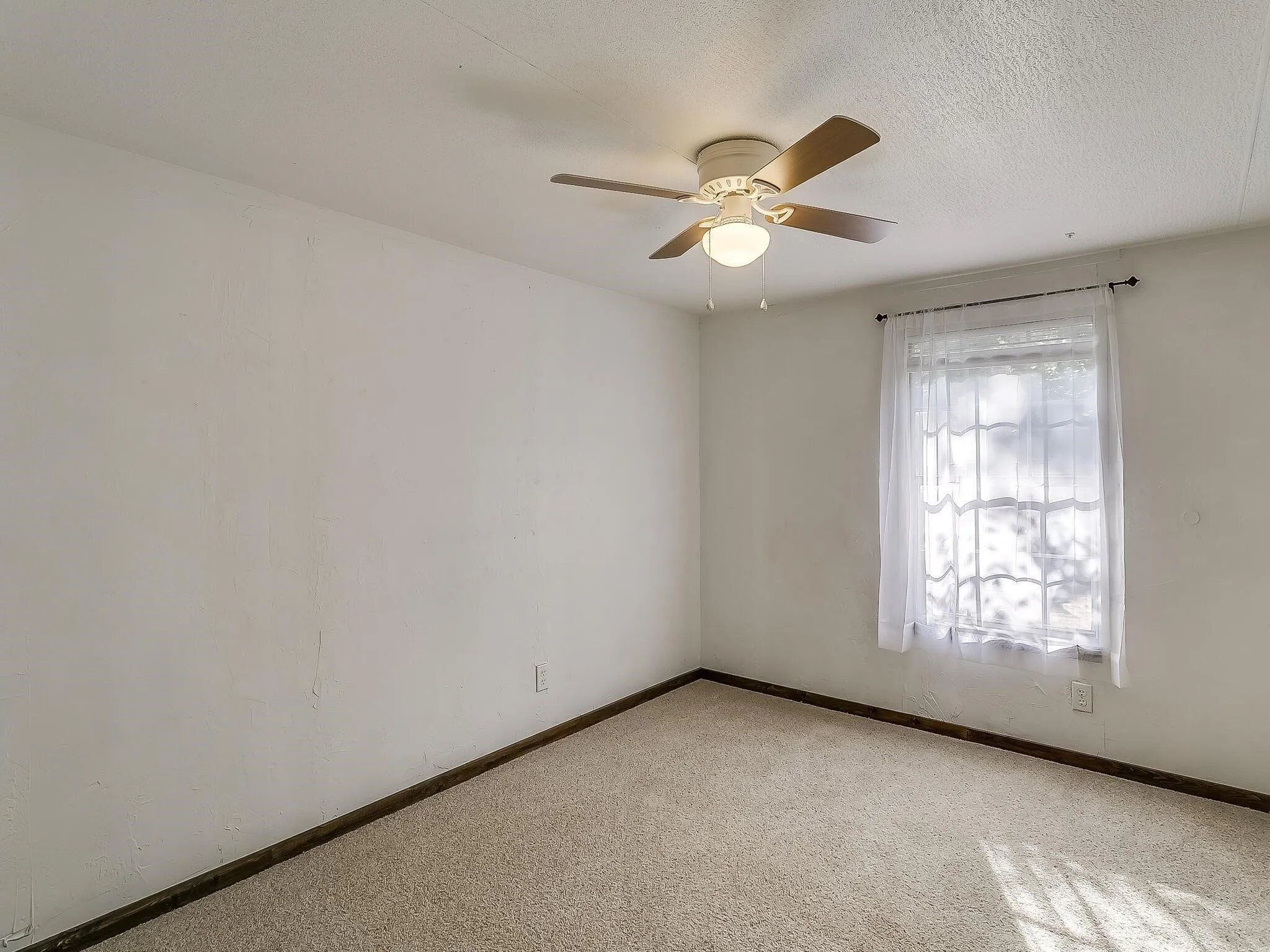 Mobile Home For Rent in Tarrant County , 1802 Whispering Oaks Street, Burleson, Texas 76028, 3 Bedroom, 2 Bathroom, Garage spaces, 1,216 Sqft, built in 1996, mls#21387072, Real Estate Agent in Burleson, Homes For Rent in Tarrant county, Homes For Rent in Burleson, Realtor in Burleson Texas, Real Estate Brokerage Independent Realty Texas, Luminita Cordes Realtor