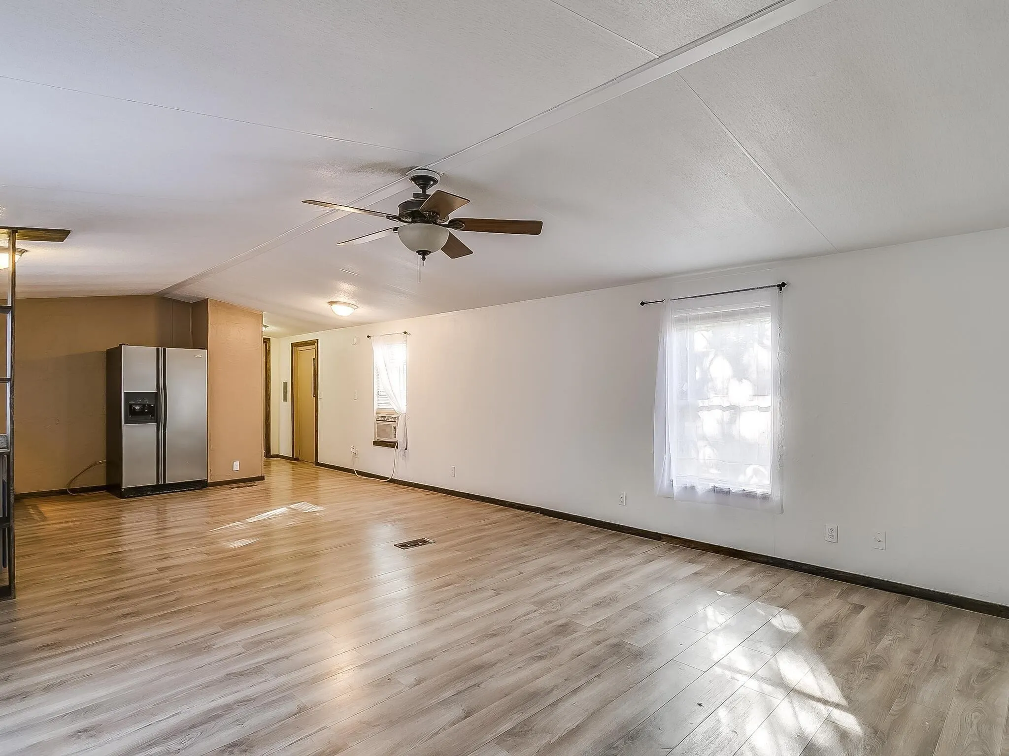 Mobile Home For Rent in Tarrant County , 1802 Whispering Oaks Street, Burleson, Texas 76028, 3 Bedroom, 2 Bathroom, Garage spaces, 1,216 Sqft, built in 1996, mls#21387072, Real Estate Agent in Burleson, Homes For Rent in Tarrant county, Homes For Rent in Burleson, Realtor in Burleson Texas, Real Estate Brokerage Independent Realty Texas, Luminita Cordes Realtor