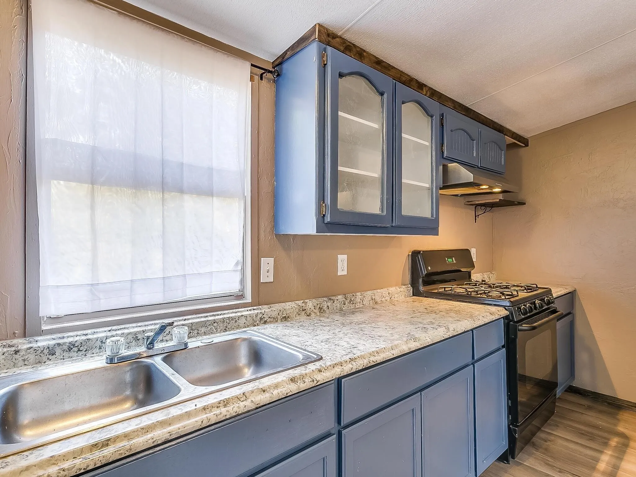 Mobile Home For Rent in Tarrant County , 1802 Whispering Oaks Street, Burleson, Texas 76028, 3 Bedroom, 2 Bathroom, Garage spaces, 1,216 Sqft, built in 1996, mls#21387072, Real Estate Agent in Burleson, Homes For Rent in Tarrant county, Homes For Rent in Burleson, Realtor in Burleson Texas, Real Estate Brokerage Independent Realty Texas, Luminita Cordes Realtor