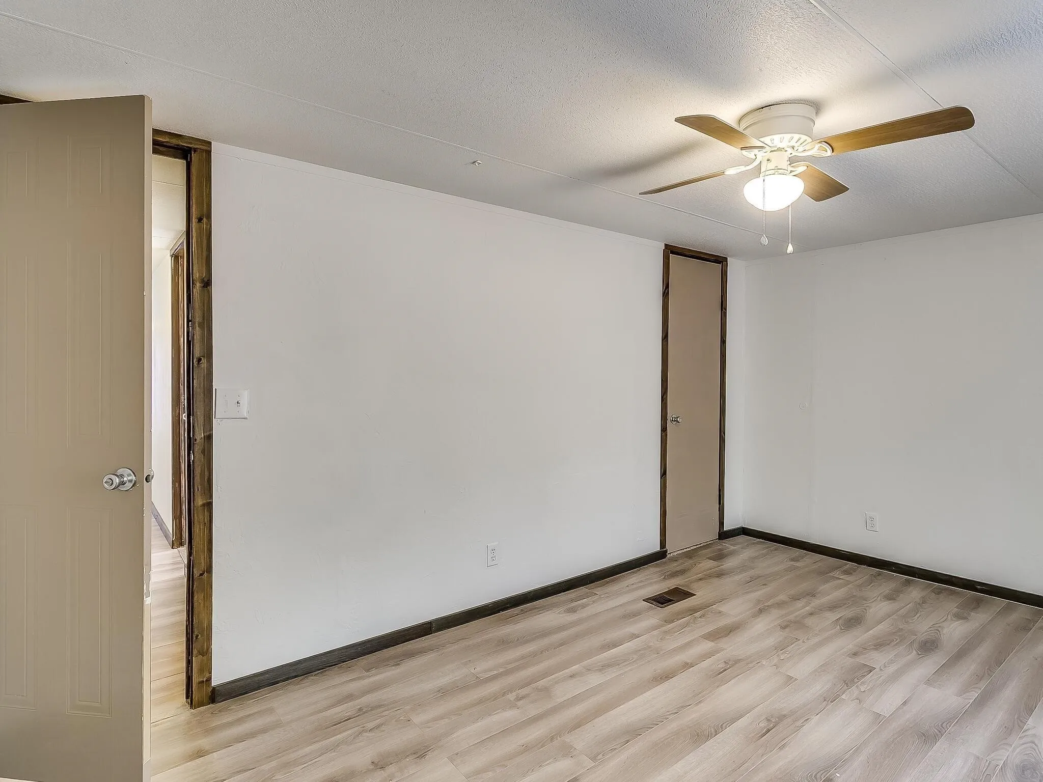 Mobile Home For Rent in Tarrant County , 1802 Whispering Oaks Street, Burleson, Texas 76028, 3 Bedroom, 2 Bathroom, Garage spaces, 1,216 Sqft, built in 1996, mls#21387072, Real Estate Agent in Burleson, Homes For Rent in Tarrant county, Homes For Rent in Burleson, Realtor in Burleson Texas, Real Estate Brokerage Independent Realty Texas, Luminita Cordes Realtor