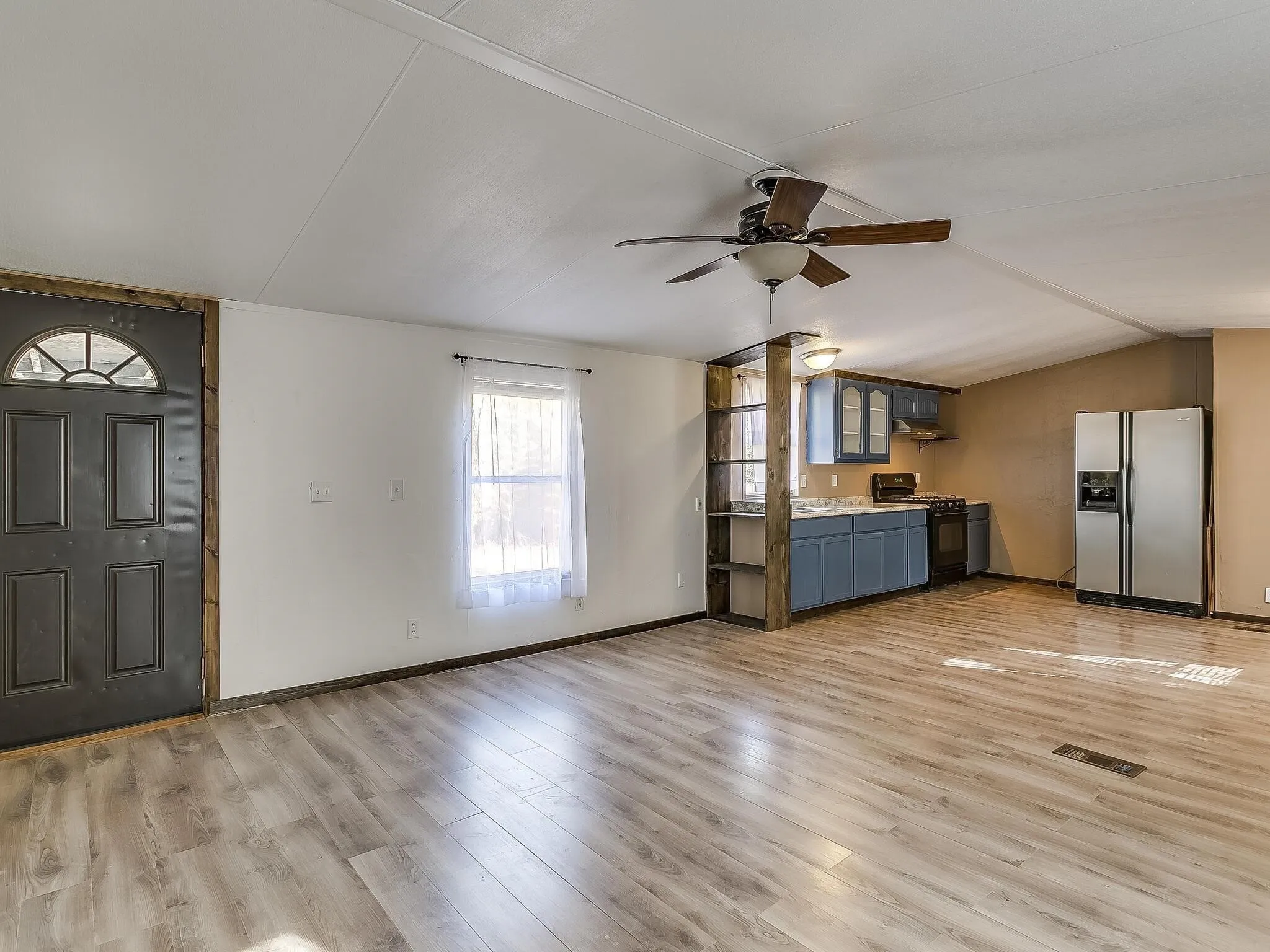 Mobile Home For Rent in Tarrant County , 1802 Whispering Oaks Street, Burleson, Texas 76028, 3 Bedroom, 2 Bathroom, Garage spaces, 1,216 Sqft, built in 1996, mls#21387072, Real Estate Agent in Burleson, Homes For Rent in Tarrant county, Homes For Rent in Burleson, Realtor in Burleson Texas, Real Estate Brokerage Independent Realty Texas, Luminita Cordes Realtor