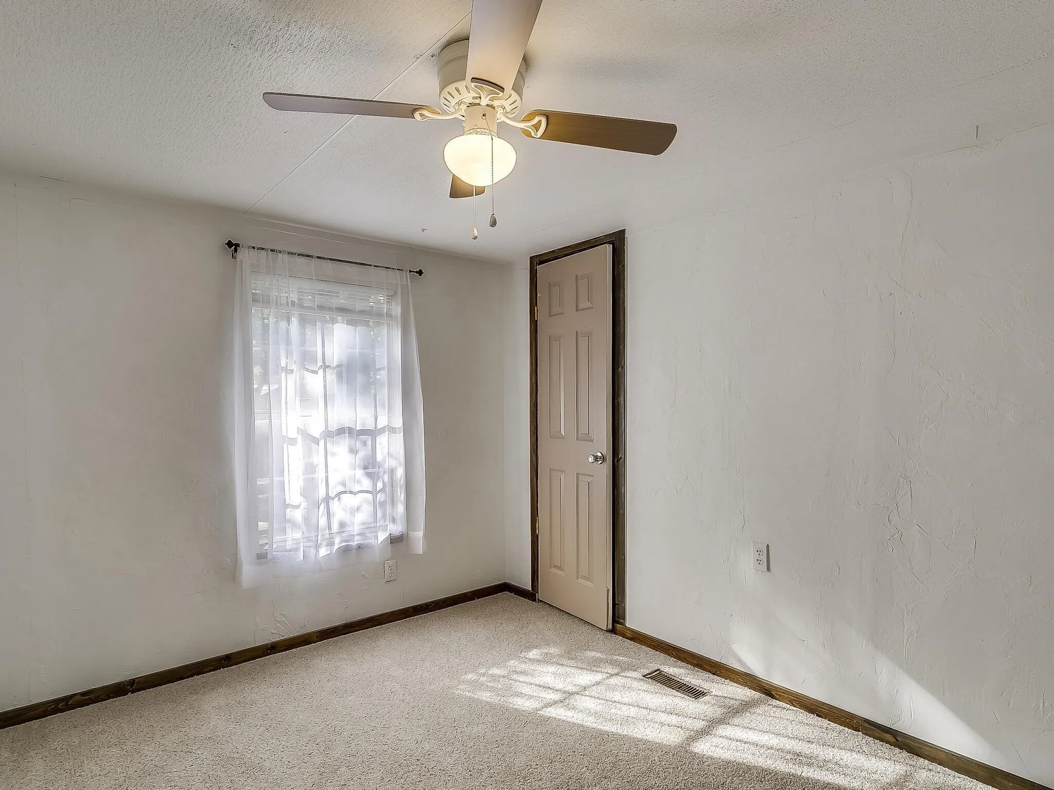 Mobile Home For Rent in Tarrant County , 1802 Whispering Oaks Street, Burleson, Texas 76028, 3 Bedroom, 2 Bathroom, Garage spaces, 1,216 Sqft, built in 1996, mls#21387072, Real Estate Agent in Burleson, Homes For Rent in Tarrant county, Homes For Rent in Burleson, Realtor in Burleson Texas, Real Estate Brokerage Independent Realty Texas, Luminita Cordes Realtor