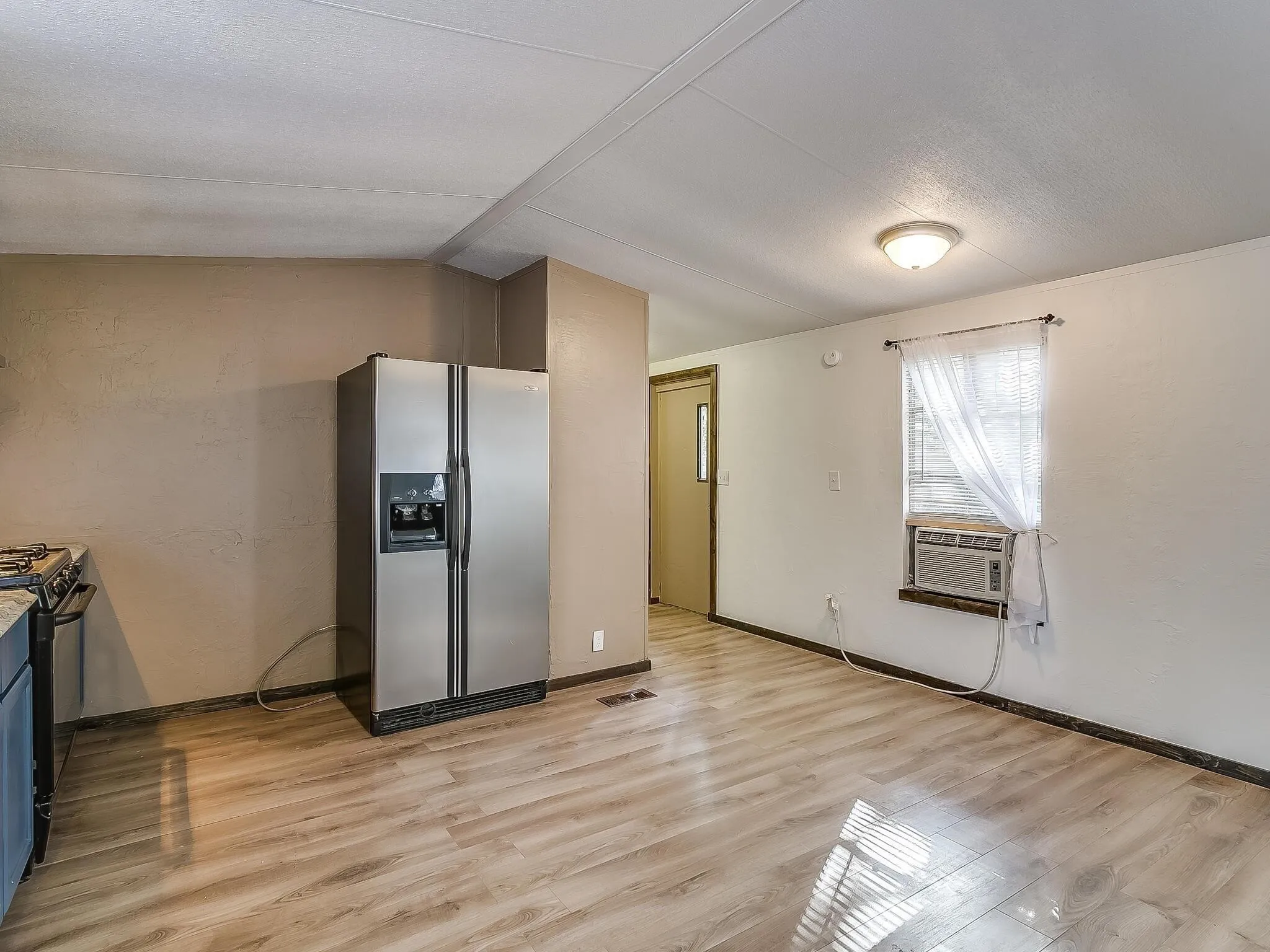 Mobile Home For Rent in Tarrant County , 1802 Whispering Oaks Street, Burleson, Texas 76028, 3 Bedroom, 2 Bathroom, Garage spaces, 1,216 Sqft, built in 1996, mls#21387072, Real Estate Agent in Burleson, Homes For Rent in Tarrant county, Homes For Rent in Burleson, Realtor in Burleson Texas, Real Estate Brokerage Independent Realty Texas, Luminita Cordes Realtor