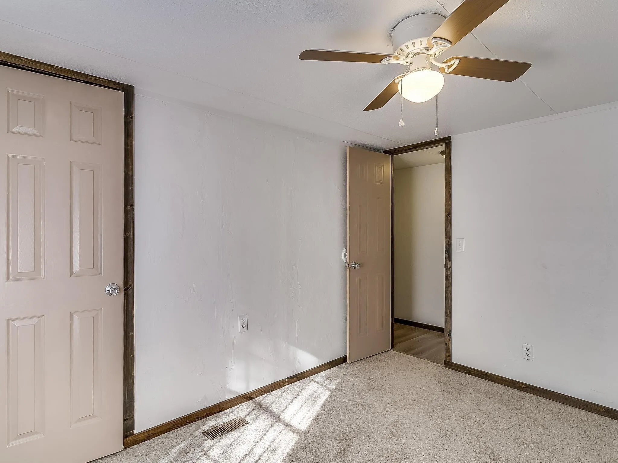 Mobile Home For Rent in Tarrant County , 1802 Whispering Oaks Street, Burleson, Texas 76028, 3 Bedroom, 2 Bathroom, Garage spaces, 1,216 Sqft, built in 1996, mls#21387072, Real Estate Agent in Burleson, Homes For Rent in Tarrant county, Homes For Rent in Burleson, Realtor in Burleson Texas, Real Estate Brokerage Independent Realty Texas, Luminita Cordes Realtor