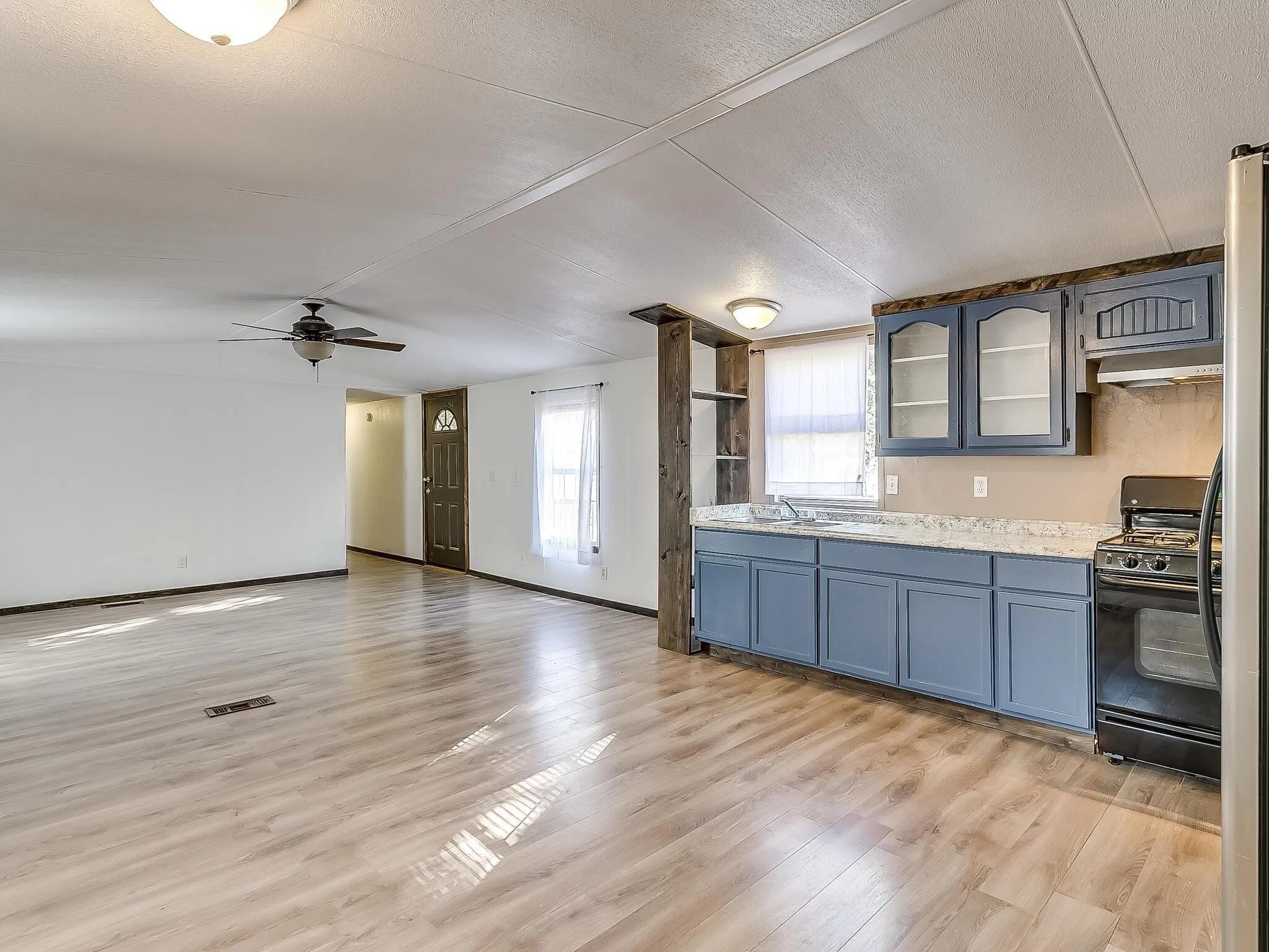 Mobile Home For Rent in Tarrant County , 1802 Whispering Oaks Street, Burleson, Texas 76028, 3 Bedroom, 2 Bathroom, Garage spaces, 1,216 Sqft, built in 1996, mls#21387072, Real Estate Agent in Burleson, Homes For Rent in Tarrant county, Homes For Rent in Burleson, Realtor in Burleson Texas, Real Estate Brokerage Independent Realty Texas, Luminita Cordes Realtor
