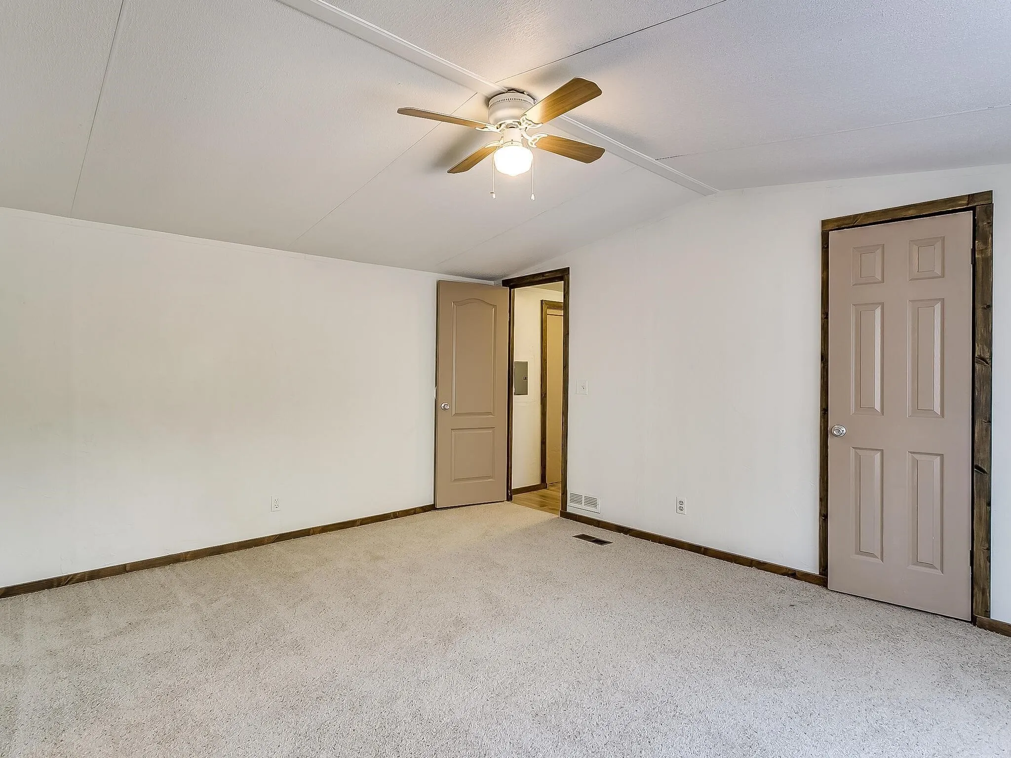 Mobile Home For Rent in Tarrant County , 1802 Whispering Oaks Street, Burleson, Texas 76028, 3 Bedroom, 2 Bathroom, Garage spaces, 1,216 Sqft, built in 1996, mls#21387072, Real Estate Agent in Burleson, Homes For Rent in Tarrant county, Homes For Rent in Burleson, Realtor in Burleson Texas, Real Estate Brokerage Independent Realty Texas, Luminita Cordes Realtor