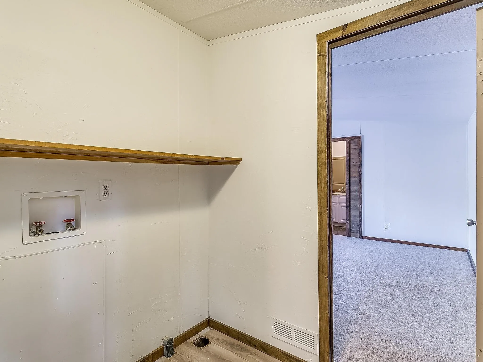 Mobile Home For Rent in Tarrant County , 1802 Whispering Oaks Street, Burleson, Texas 76028, 3 Bedroom, 2 Bathroom, Garage spaces, 1,216 Sqft, built in 1996, mls#21387072, Real Estate Agent in Burleson, Homes For Rent in Tarrant county, Homes For Rent in Burleson, Realtor in Burleson Texas, Real Estate Brokerage Independent Realty Texas, Luminita Cordes Realtor