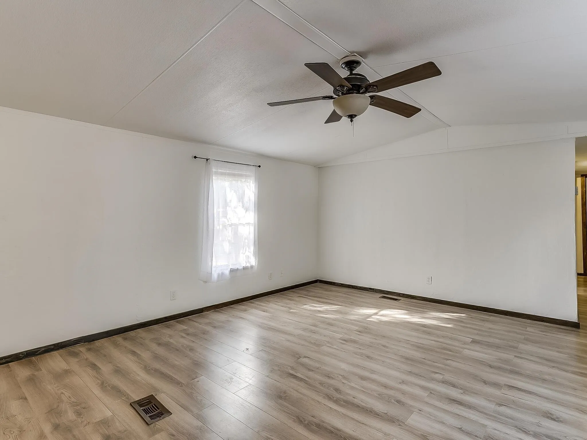 Mobile Home For Rent in Tarrant County , 1802 Whispering Oaks Street, Burleson, Texas 76028, 3 Bedroom, 2 Bathroom, Garage spaces, 1,216 Sqft, built in 1996, mls#21387072, Real Estate Agent in Burleson, Homes For Rent in Tarrant county, Homes For Rent in Burleson, Realtor in Burleson Texas, Real Estate Brokerage Independent Realty Texas, Luminita Cordes Realtor