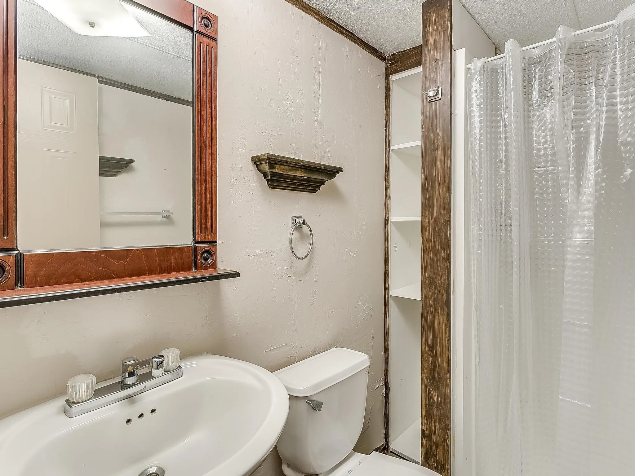 Mobile Home For Rent in Tarrant County , 1802 Whispering Oaks Street, Burleson, Texas 76028, 3 Bedroom, 2 Bathroom, Garage spaces, 1,216 Sqft, built in 1996, mls#21387072, Real Estate Agent in Burleson, Homes For Rent in Tarrant county, Homes For Rent in Burleson, Realtor in Burleson Texas, Real Estate Brokerage Independent Realty Texas, Luminita Cordes Realtor