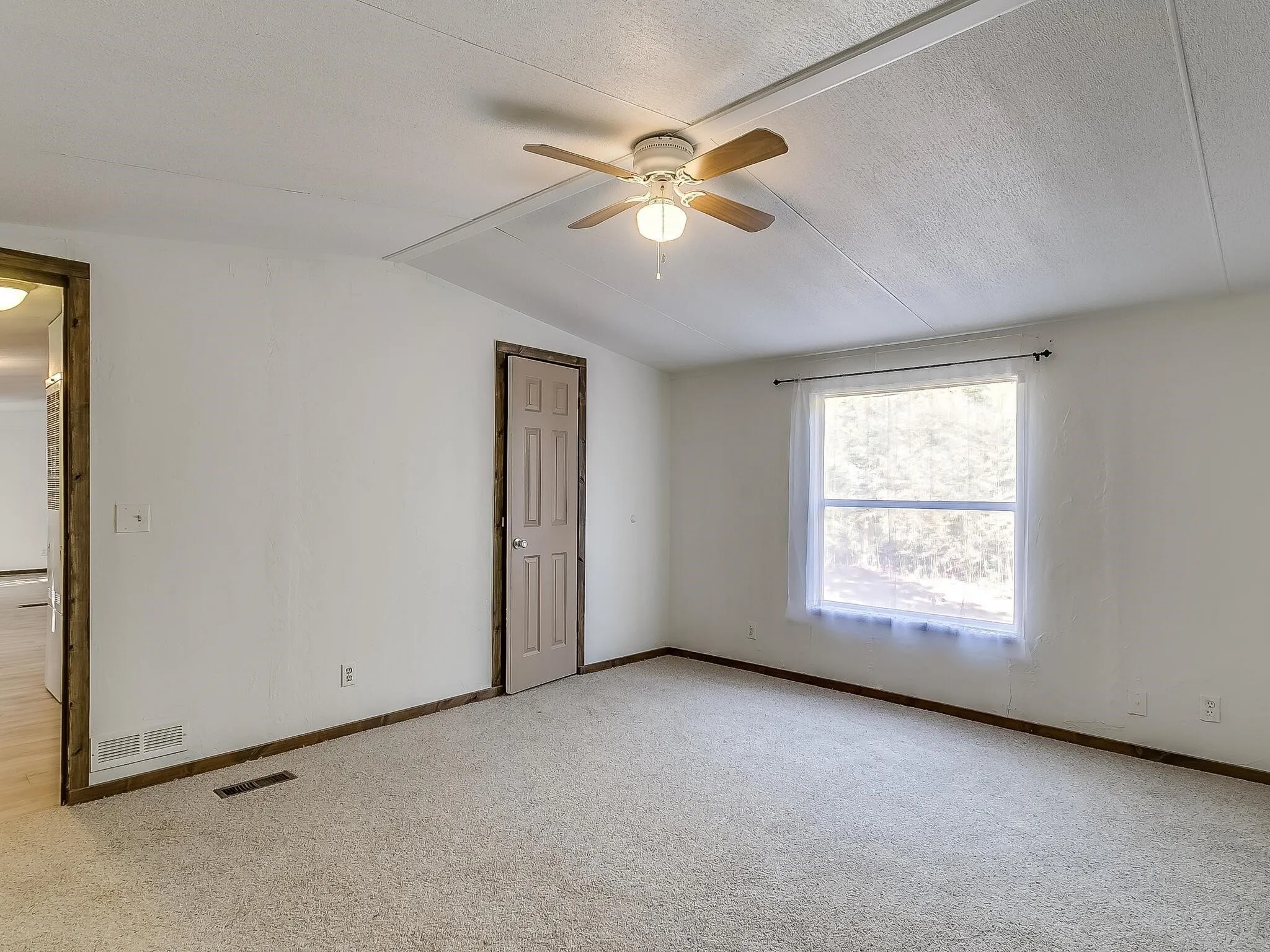 Mobile Home For Rent in Tarrant County , 1802 Whispering Oaks Street, Burleson, Texas 76028, 3 Bedroom, 2 Bathroom, Garage spaces, 1,216 Sqft, built in 1996, mls#21387072, Real Estate Agent in Burleson, Homes For Rent in Tarrant county, Homes For Rent in Burleson, Realtor in Burleson Texas, Real Estate Brokerage Independent Realty Texas, Luminita Cordes Realtor