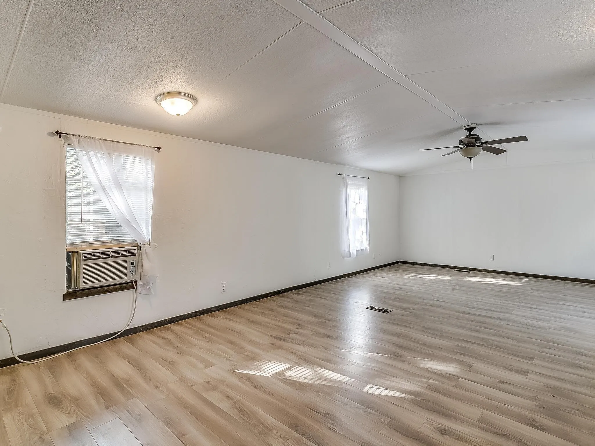 Mobile Home For Rent in Tarrant County , 1802 Whispering Oaks Street, Burleson, Texas 76028, 3 Bedroom, 2 Bathroom, Garage spaces, 1,216 Sqft, built in 1996, mls#21387072, Real Estate Agent in Burleson, Homes For Rent in Tarrant county, Homes For Rent in Burleson, Realtor in Burleson Texas, Real Estate Brokerage Independent Realty Texas, Luminita Cordes Realtor