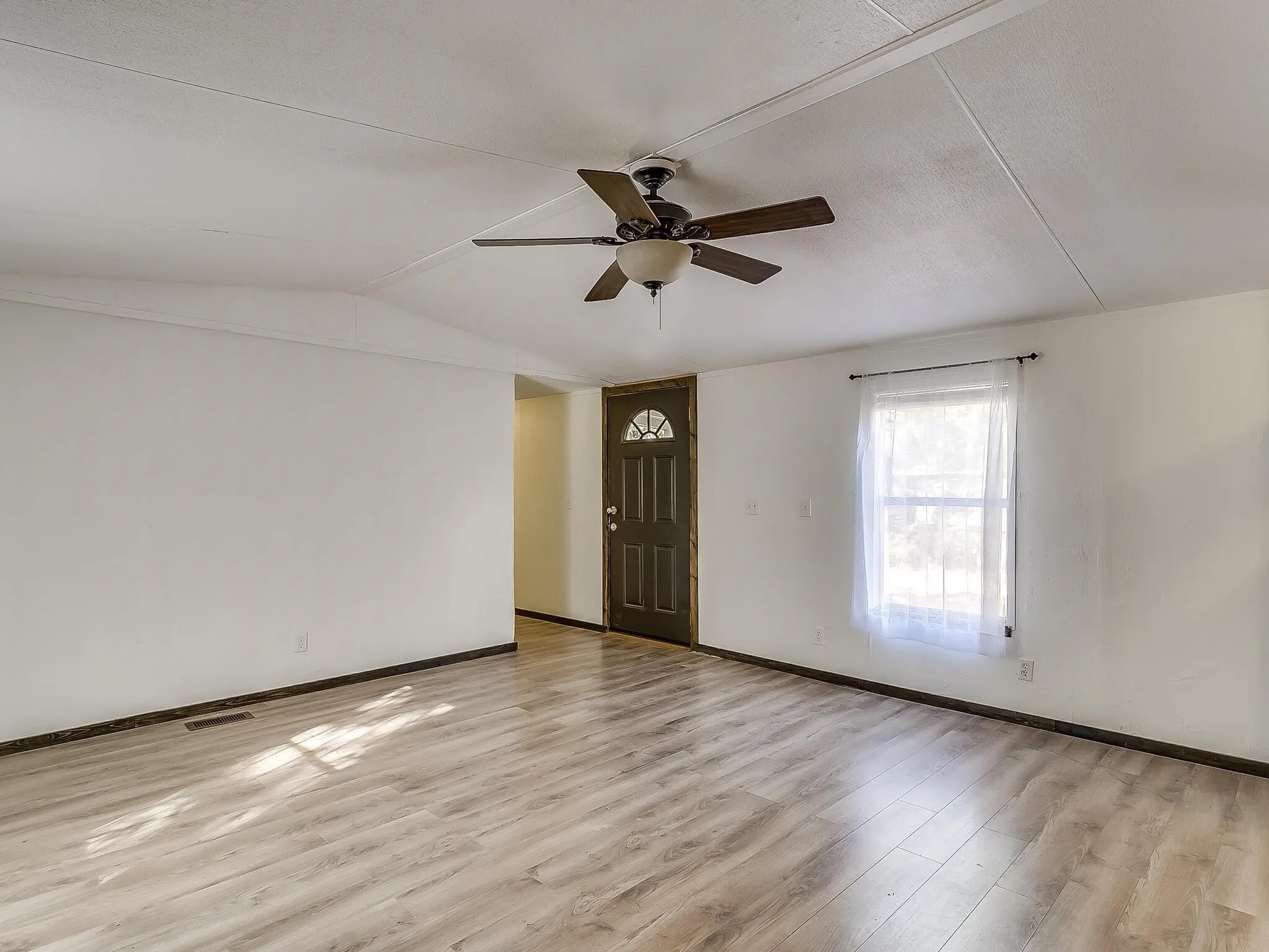 Mobile Home For Rent in Tarrant County , 1802 Whispering Oaks Street, Burleson, Texas 76028, 3 Bedroom, 2 Bathroom, Garage spaces, 1,216 Sqft, built in 1996, mls#21387072, Real Estate Agent in Burleson, Homes For Rent in Tarrant county, Homes For Rent in Burleson, Realtor in Burleson Texas, Real Estate Brokerage Independent Realty Texas, Luminita Cordes Realtor
