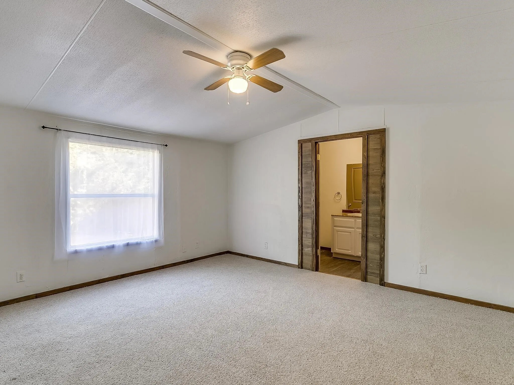 Mobile Home For Rent in Tarrant County , 1802 Whispering Oaks Street, Burleson, Texas 76028, 3 Bedroom, 2 Bathroom, Garage spaces, 1,216 Sqft, built in 1996, mls#21387072, Real Estate Agent in Burleson, Homes For Rent in Tarrant county, Homes For Rent in Burleson, Realtor in Burleson Texas, Real Estate Brokerage Independent Realty Texas, Luminita Cordes Realtor