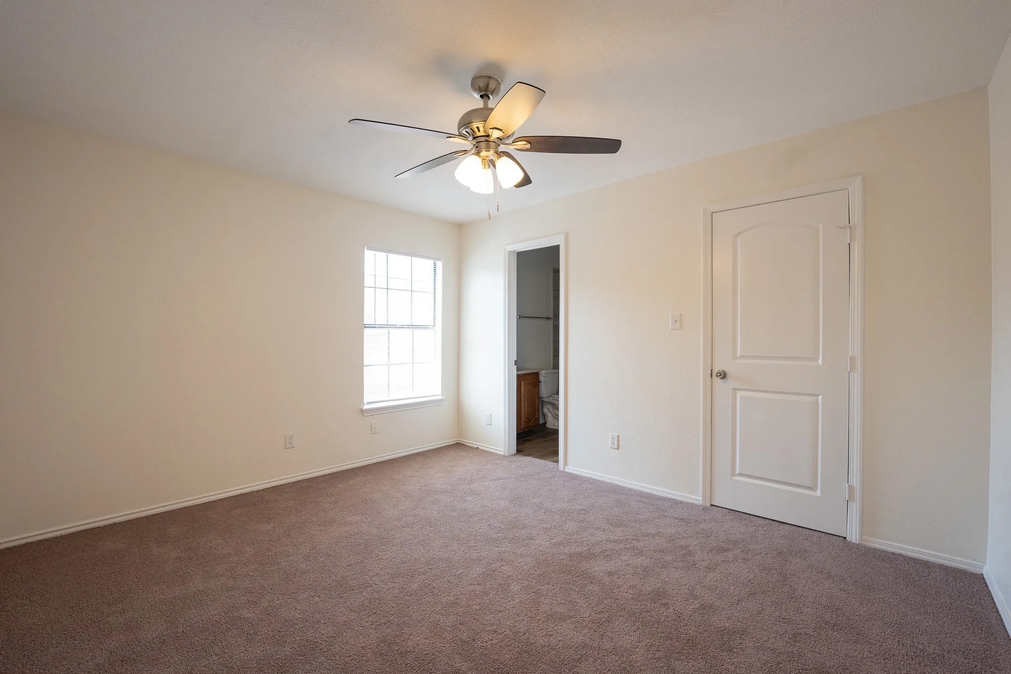 Single Family Residence For Rent in Dallas County , 1513 Liberty Lane, Mesquite, Texas 75149, 3 Bedroom, 3 Bathroom, 1 Garage spaces, 1,393 Sqft, built in 1984, mls#21387087, Real Estate Agent in Mesquite, Homes For Rent in Dallas county, Homes For Rent in Mesquite, Realtor in Mesquite Texas, Real Estate Brokerage Independent Realty Texas, Luminita Cordes Realtor