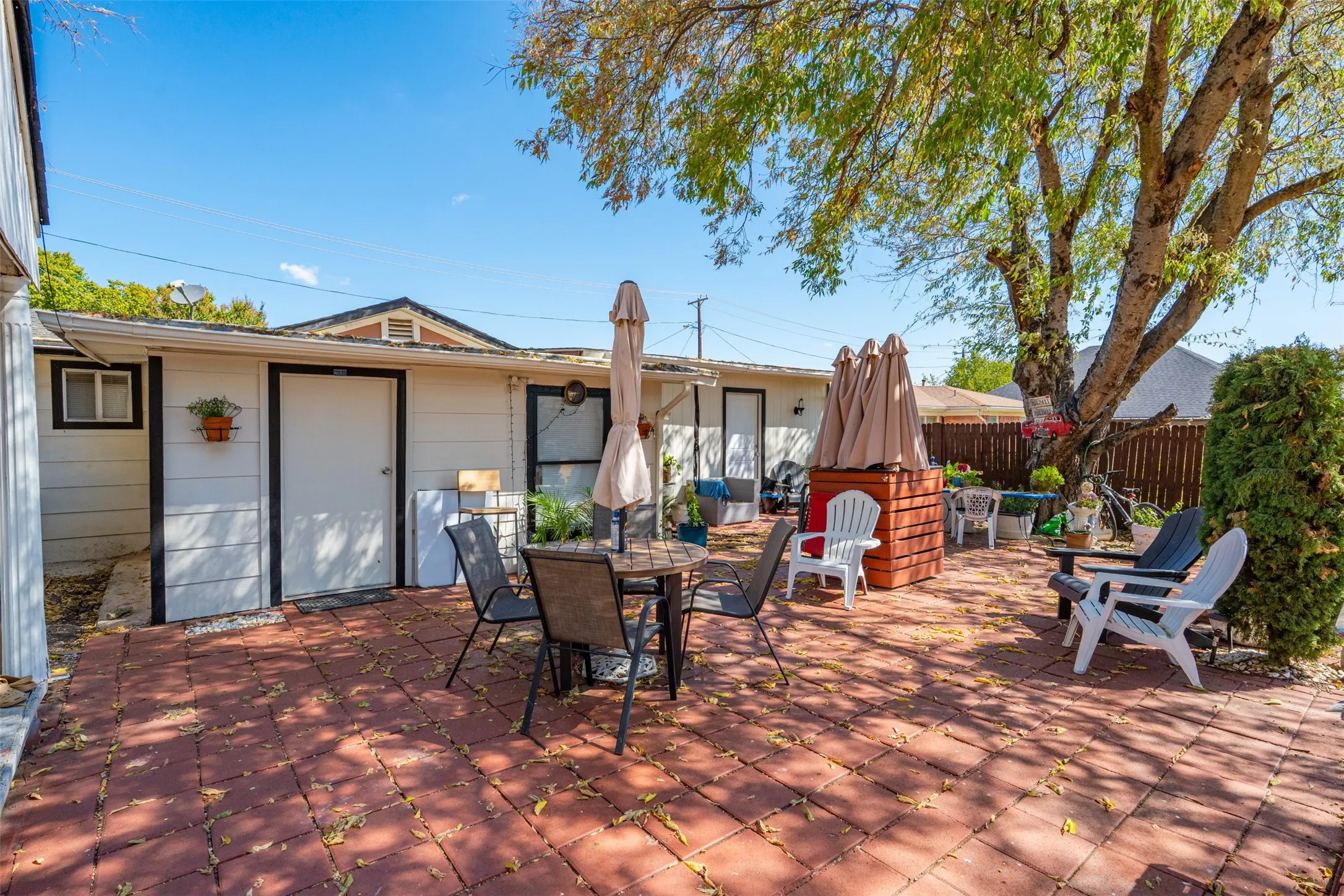 Single Family Residence For Sale in Tarrant County , 7833 Tacoma Drive, White Settlement, Texas 76108, 4 Bedroom, 3 Bathroom, Garage spaces, 1,600 Sqft, built in 1951, mls#21387088, Real Estate Agent in White Settlement, Homes For Sale in Tarrant county, Homes For Sale in White Settlement, Realtor in White Settlement Texas, Real Estate Brokerage Independent Realty Texas, Luminita Cordes Realtor