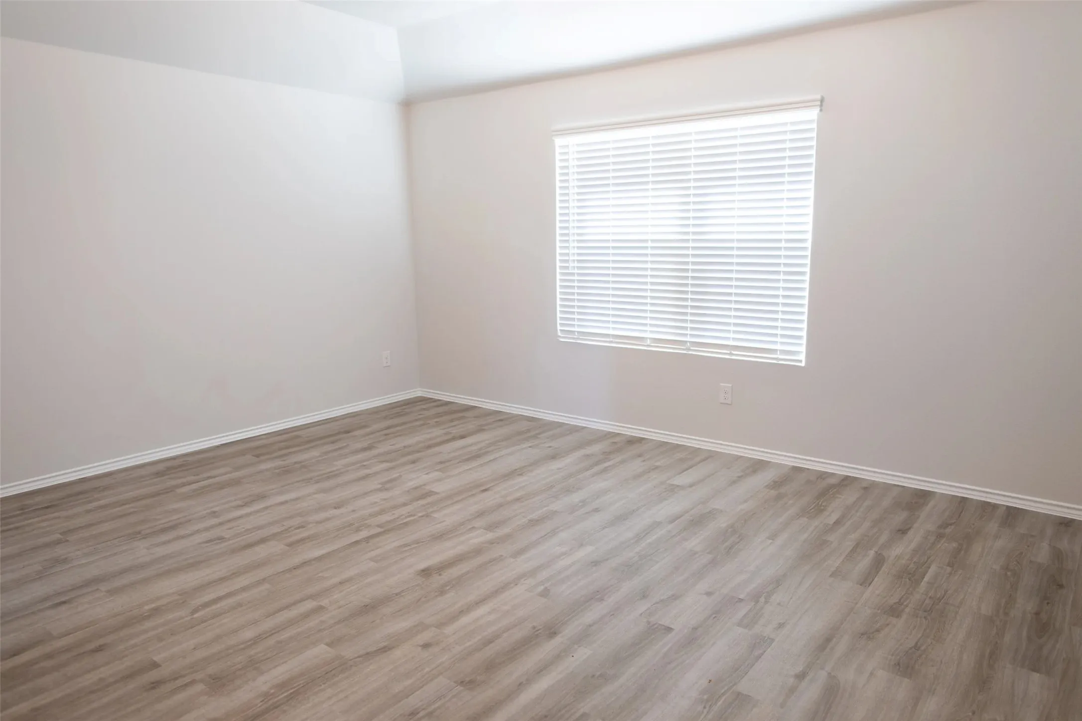 Single Family Residence For Rent in Ellis County , 3202 Sonoma Trail, Ennis, Texas 75119, 4 Bedroom, 3 Bathroom, 2 Garage spaces, 2,001 Sqft, built in 2020, mls#21387091, Real Estate Agent in Ennis, Homes For Rent in Ellis county, Homes For Rent in Ennis, Realtor in Ennis Texas, Real Estate Brokerage Independent Realty Texas, Luminita Cordes Realtor