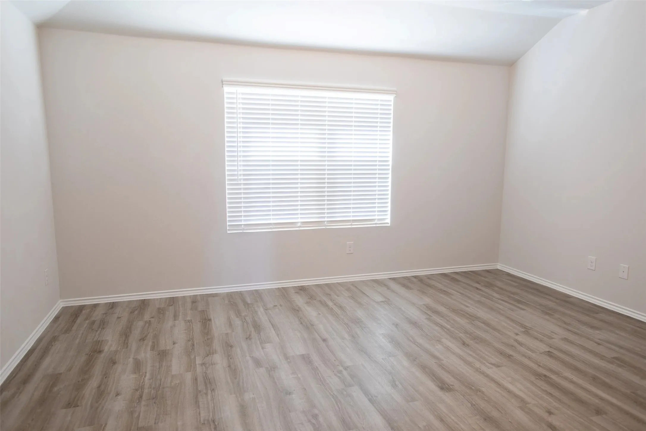 Single Family Residence For Rent in Ellis County , 3202 Sonoma Trail, Ennis, Texas 75119, 4 Bedroom, 3 Bathroom, 2 Garage spaces, 2,001 Sqft, built in 2020, mls#21387091, Real Estate Agent in Ennis, Homes For Rent in Ellis county, Homes For Rent in Ennis, Realtor in Ennis Texas, Real Estate Brokerage Independent Realty Texas, Luminita Cordes Realtor