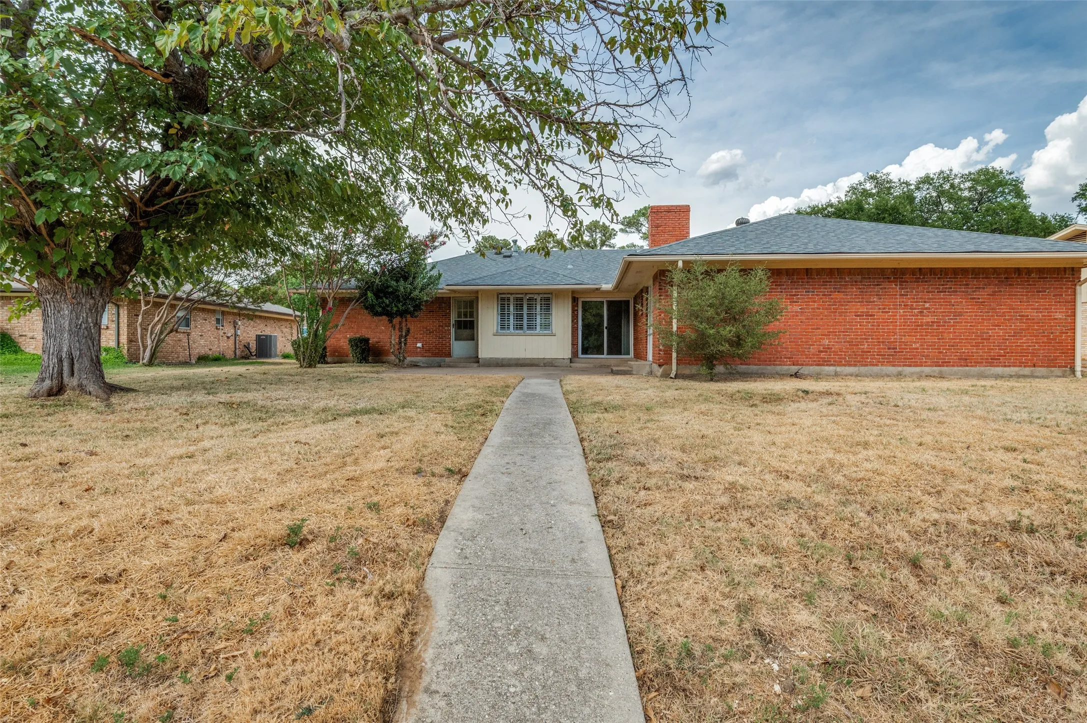 Single Family Residence For Sale in Tarrant County , 1713 Briardale Court, Arlington, Texas 76013, 3 Bedroom, 2 Bathroom, 2 Garage spaces, 1,946 Sqft, built in 1968, mls#21387096, Real Estate Agent in Arlington, Homes For Sale in Tarrant county, Homes For Sale in Arlington, Realtor in Arlington Texas, Real Estate Brokerage Independent Realty Texas, Luminita Cordes Realtor