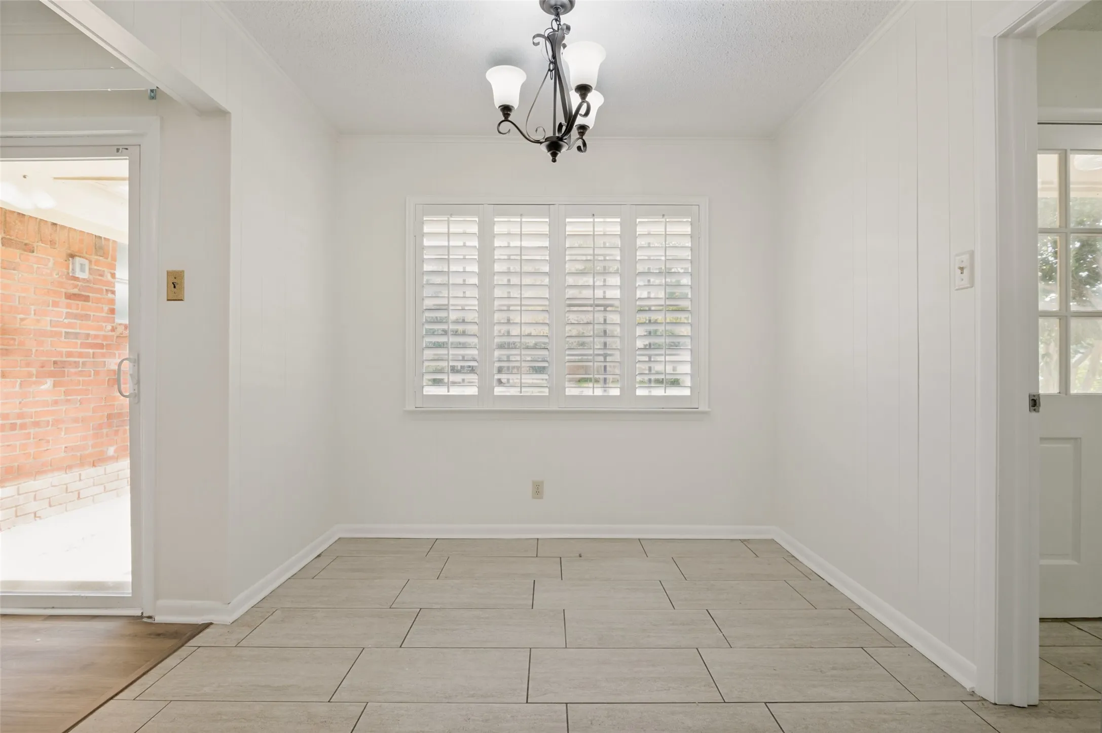 Single Family Residence For Sale in Tarrant County , 1713 Briardale Court, Arlington, Texas 76013, 3 Bedroom, 2 Bathroom, 2 Garage spaces, 1,946 Sqft, built in 1968, mls#21387096, Real Estate Agent in Arlington, Homes For Sale in Tarrant county, Homes For Sale in Arlington, Realtor in Arlington Texas, Real Estate Brokerage Independent Realty Texas, Luminita Cordes Realtor