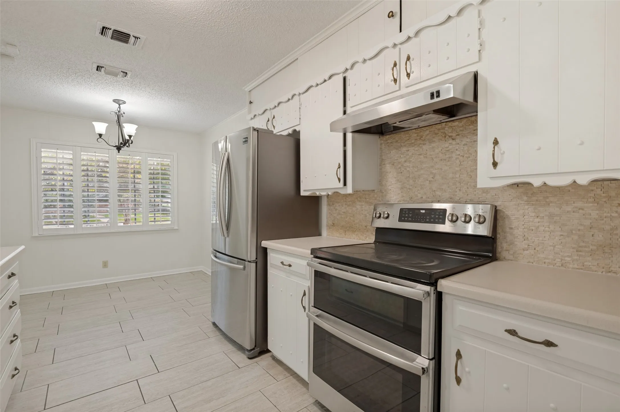 Single Family Residence For Sale in Tarrant County , 1713 Briardale Court, Arlington, Texas 76013, 3 Bedroom, 2 Bathroom, 2 Garage spaces, 1,946 Sqft, built in 1968, mls#21387096, Real Estate Agent in Arlington, Homes For Sale in Tarrant county, Homes For Sale in Arlington, Realtor in Arlington Texas, Real Estate Brokerage Independent Realty Texas, Luminita Cordes Realtor