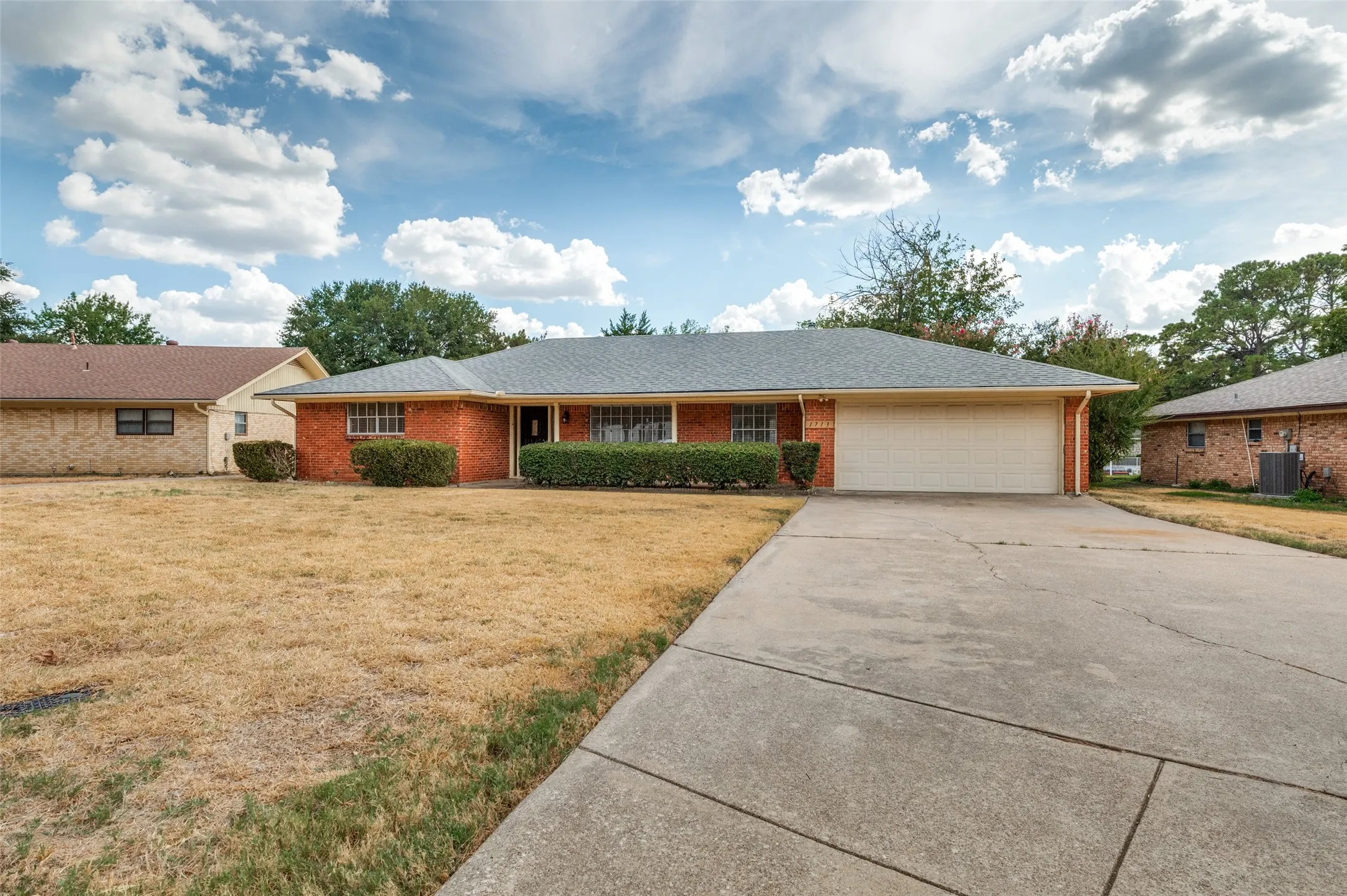 Single Family Residence For Sale in Tarrant County , 1713 Briardale Court, Arlington, Texas 76013, 3 Bedroom, 2 Bathroom, 2 Garage spaces, 1,946 Sqft, built in 1968, mls#21387096, Real Estate Agent in Arlington, Homes For Sale in Tarrant county, Homes For Sale in Arlington, Realtor in Arlington Texas, Real Estate Brokerage Independent Realty Texas, Luminita Cordes Realtor